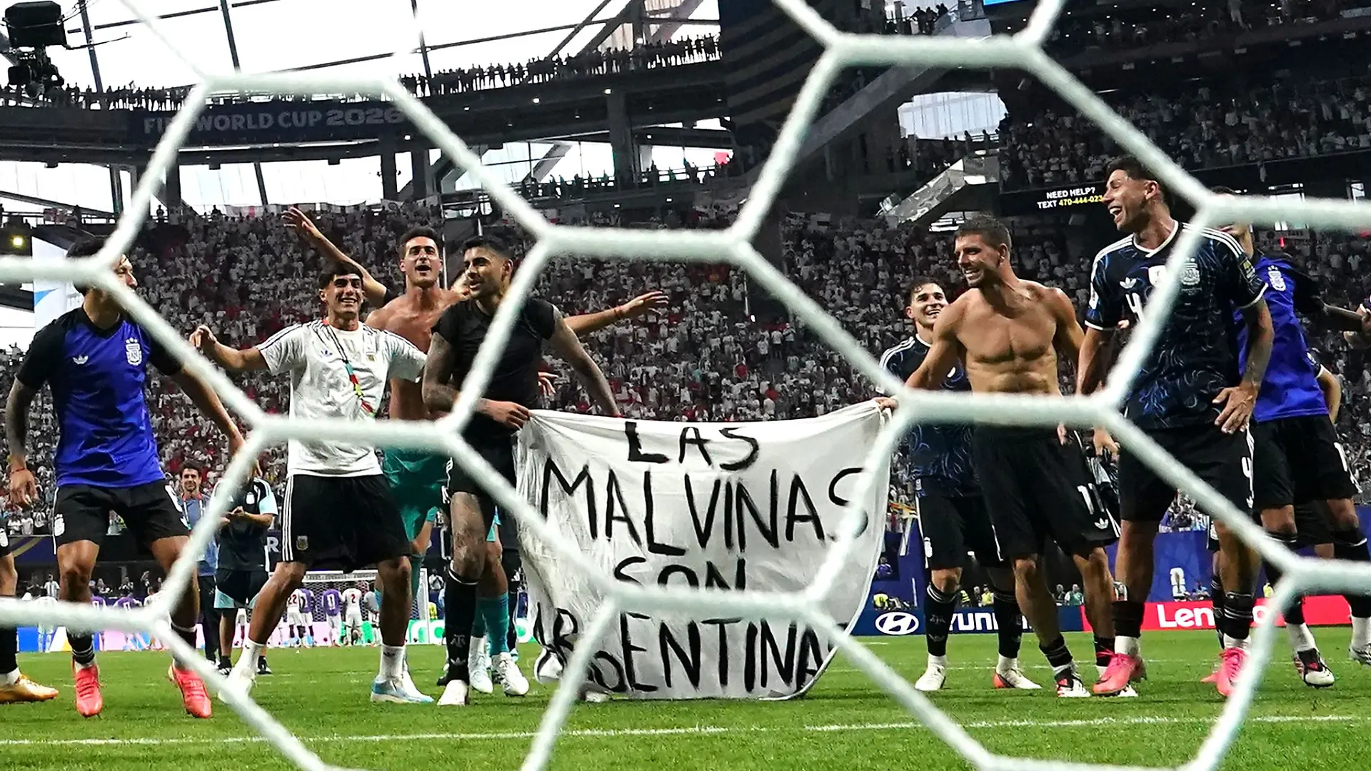 Argentinische Spieler halten das Plakat nach dem WM-Finaleinzug hoch.