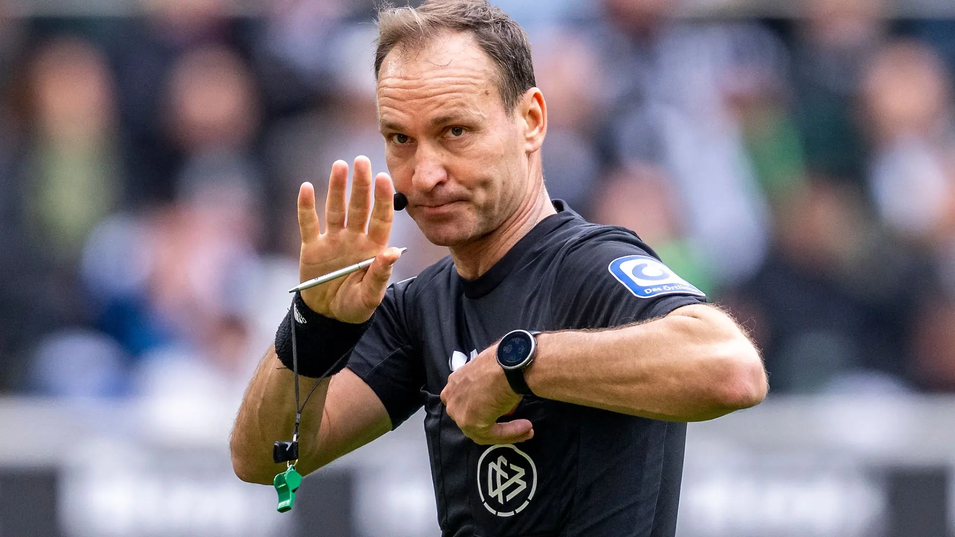 Bastian Dankert ist beim WM-Finale als Video-Assistent im Einsatz. (Archivbild)