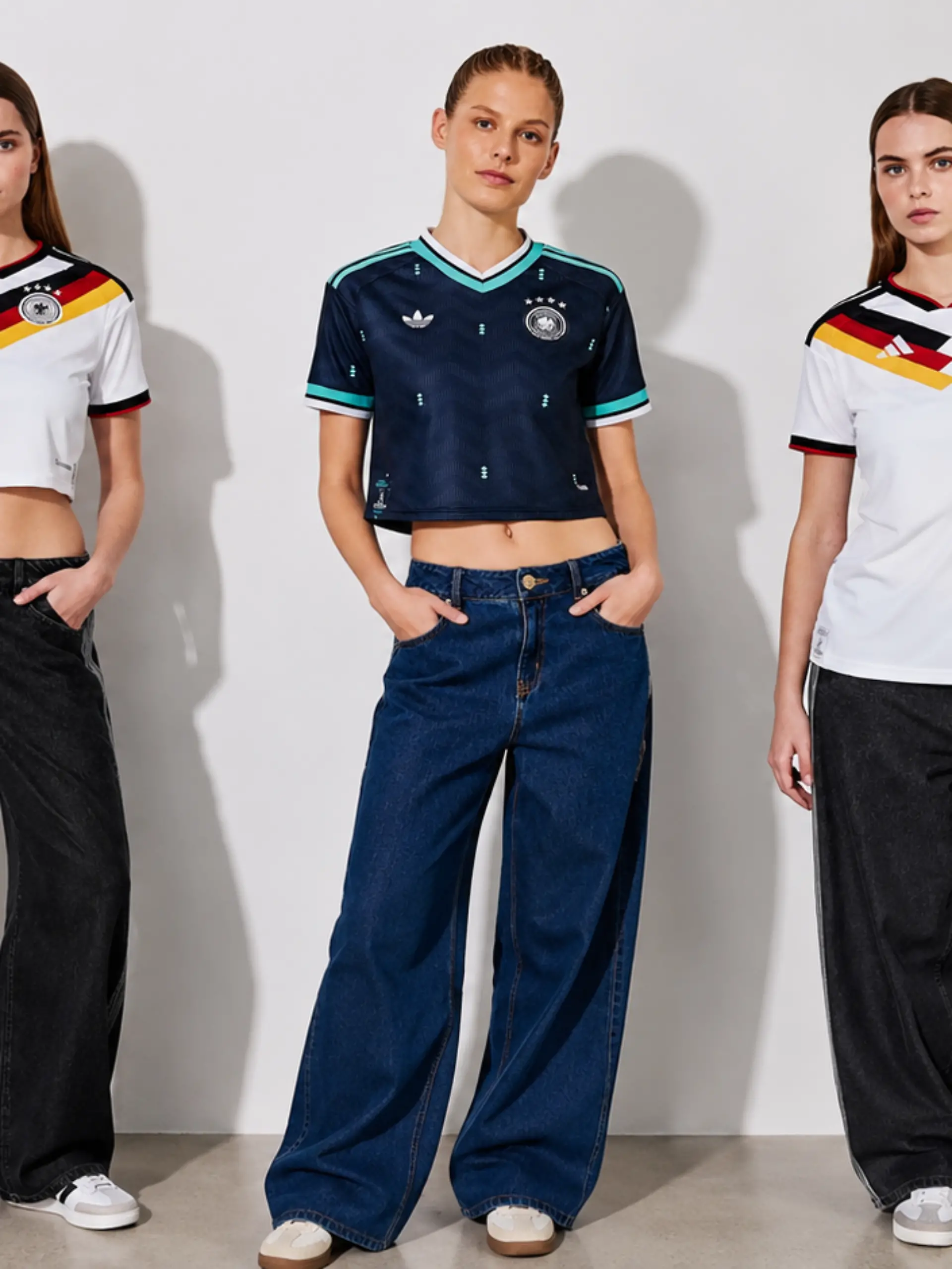 Drei Frauen tragen die WM-Trikots 2026