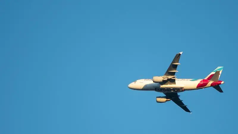 Sicherheitslandung-am-Hamburg-Airport-Eurowings-Maschine-A320-muss-nach-Vogelschlag-direkt-umkehren-