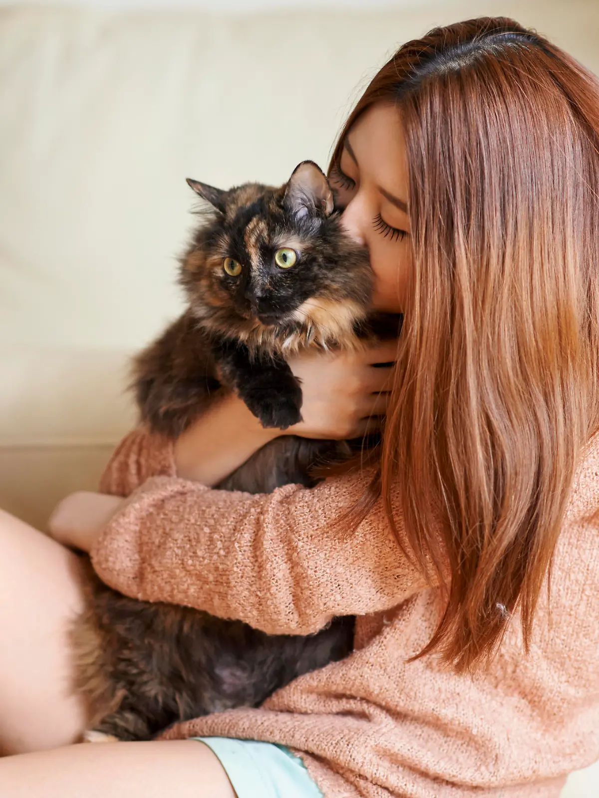 Shot of a young woman cuddling her cat at homehttp://195.154.178.81/DATA/i_collage/pu/shoots/805444.jpg