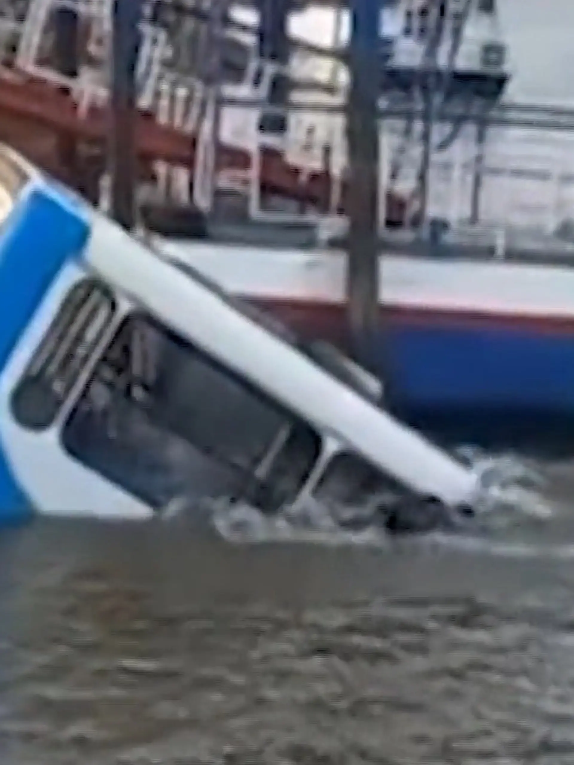 Bild zu: "Dramatischer Unfall! Linienbus stürzt in Fluss und sinkt – Passagiere in Lebensgefahr"
