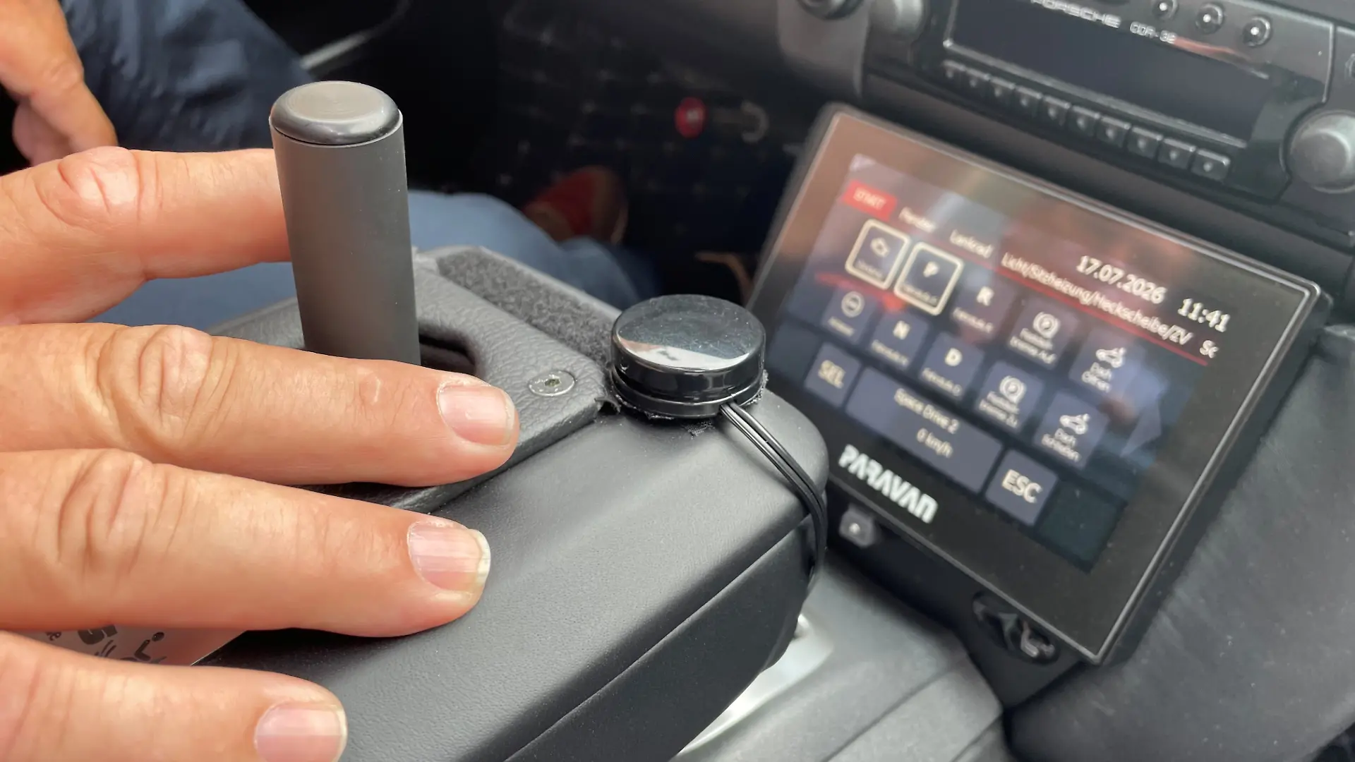 Der Joystick und das Display mit dem der Porsche gelenkt wird.