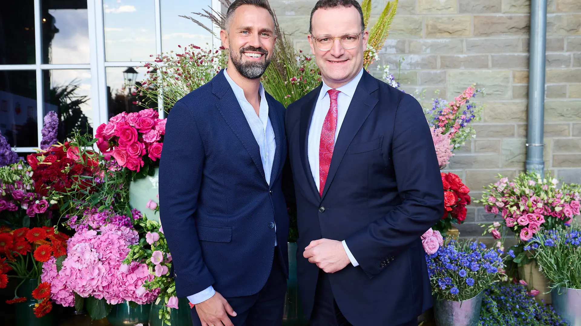 Jens Spahn (r,CDU), Fraktionsvorsitzender der Bundestagsfraktion seiner Partei kommt mit seinem Mann Daniel Funke zum Sommerfest der "Bild"-Hilfsorganisation "Ein Herz für Kinder". +++ dpa-Bildfunk +++