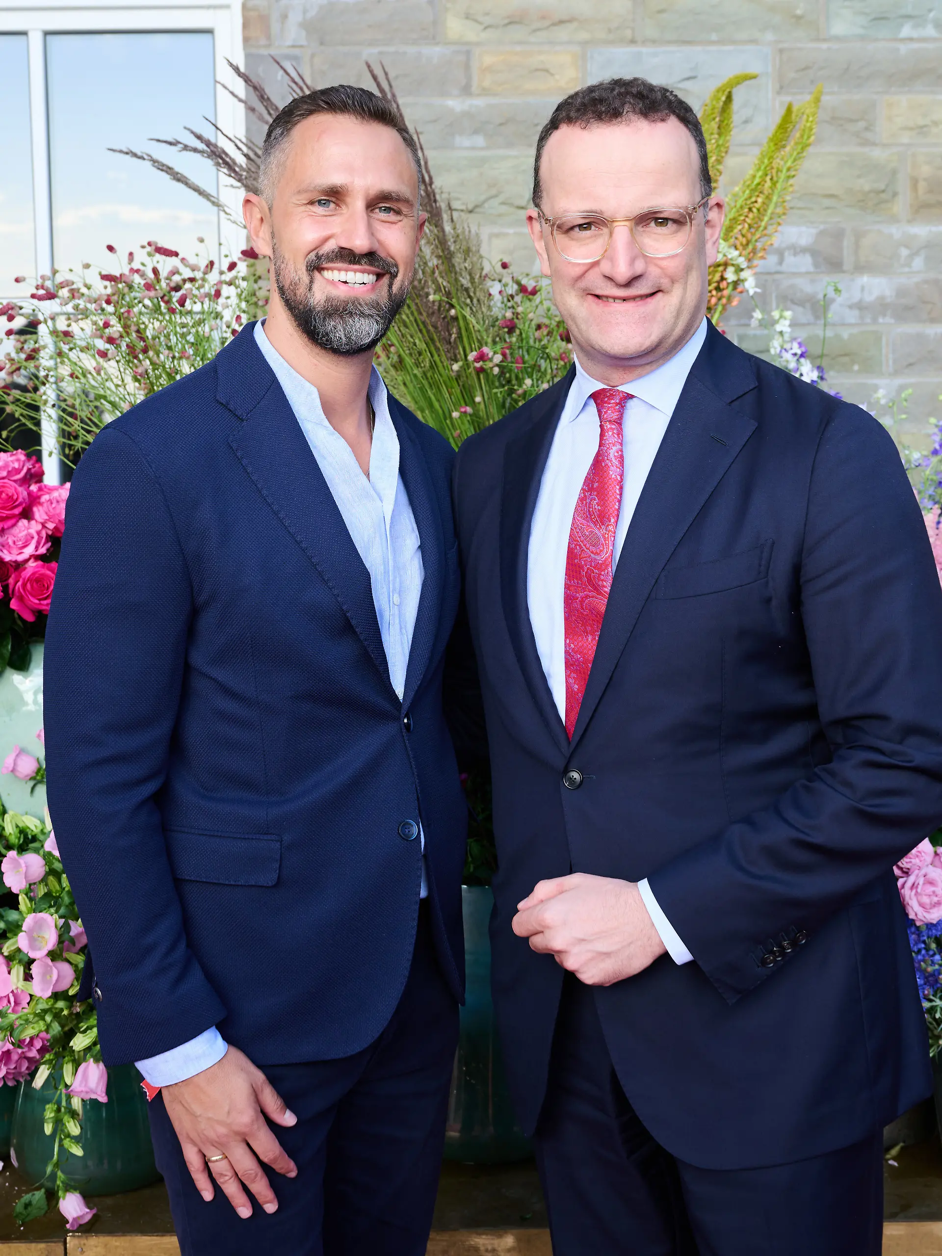 Jens Spahn (r,CDU), Fraktionsvorsitzender der Bundestagsfraktion seiner Partei kommt mit seinem Mann Daniel Funke zum Sommerfest der "Bild"-Hilfsorganisation "Ein Herz für Kinder". +++ dpa-Bildfunk +++