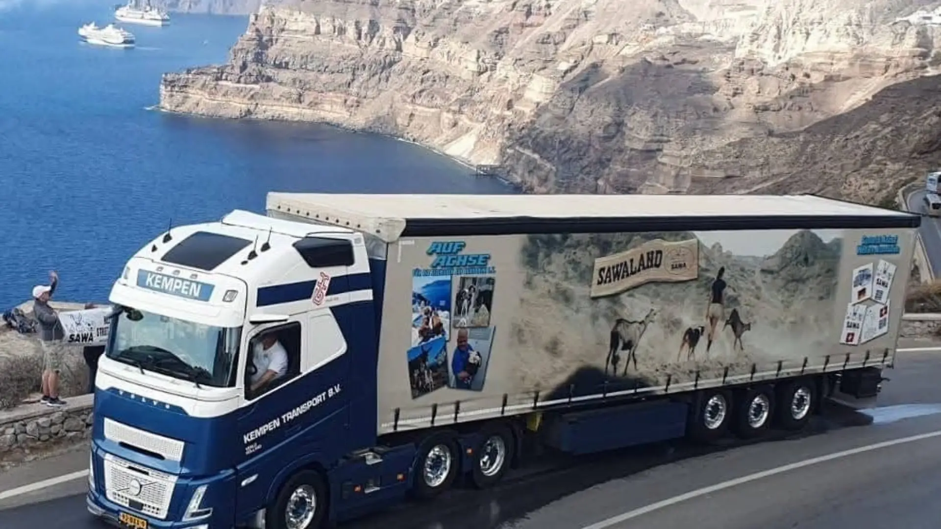 Ein Transport des Vereins „Auf Achse für die Fellnasen auf Santorini e.V.“
