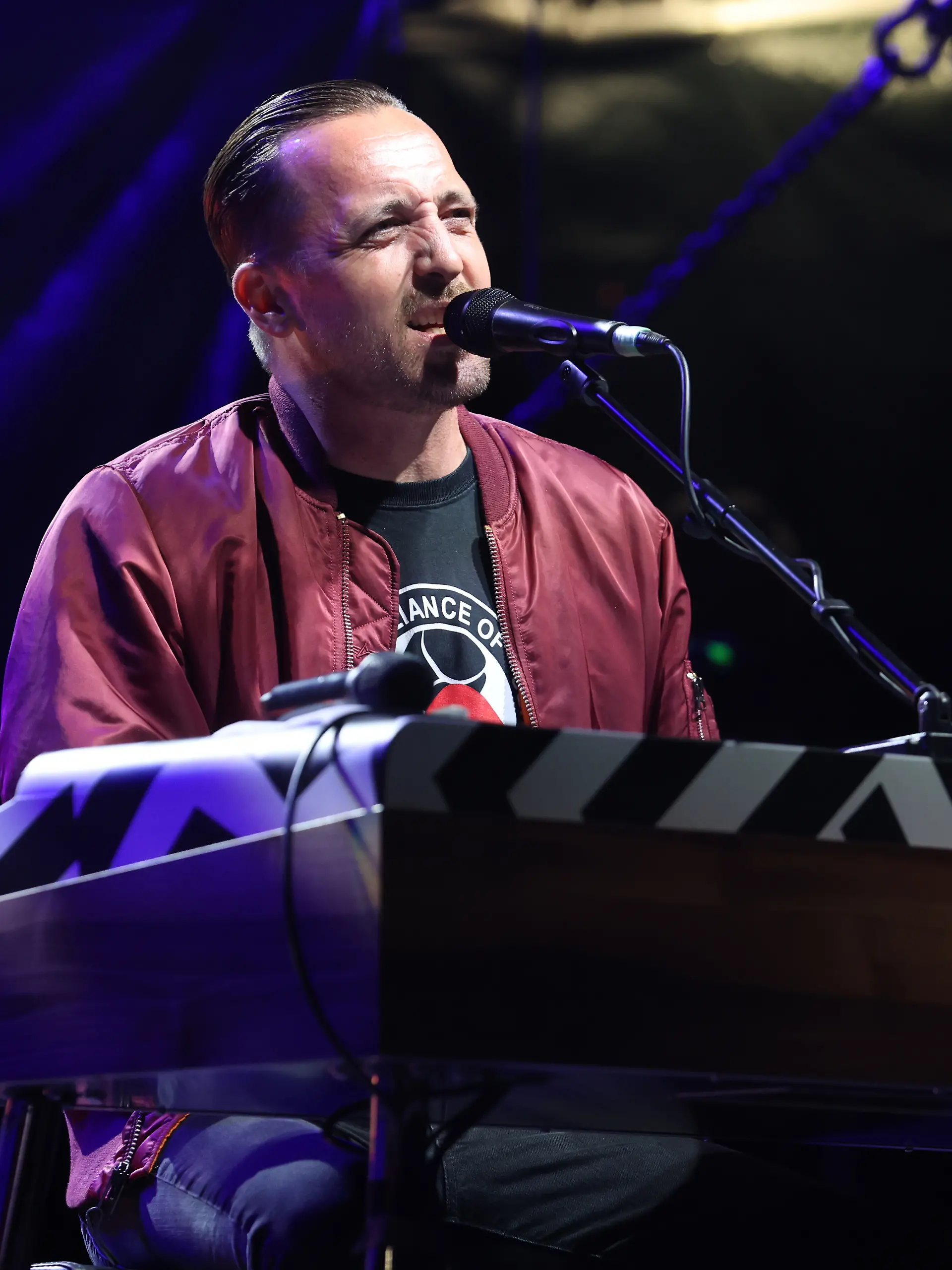 Rapper Danger Dan sorgt am zweiten Festivaltag von "Jamel rockt den Förster" für musikalische Höhepunkte und handfeste Ansagen gegen Rechtsextremismus. Den Veranstaltern zufolge kamen am Freitag und Samstag je rund 3000 Zuschauer in den kleinen Ort - mehr als doppelt so viele wie im Vorjahr. Das Festival fand 2007 zum ersten Mal statt, um auf die starke Neonazi-Szene in dem Ort aufmerksam zu machen.