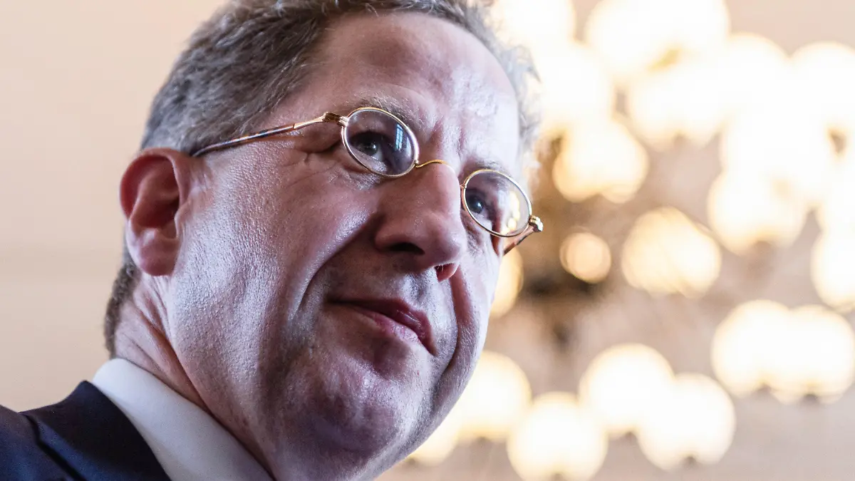 01.08.2019, Sachsen, Radebeul: Hans-Georg Maaßen, Ex-Verfassungsschutz-Chef steht vor Beginn der CDU-Wahlkampfveranstaltung unter dem Motto "Sicherheit und Freiheit in Deutschland" im Festsaal im "Goldenen Anker" unter einem Kronleuchter. (zu dpa "Kramp-Karrenbauer bringt Parteiausschluss von Maaßen ins Spiel") Foto: Robert Michael/dpa-Zentralbild/dpa +++ dpa-Bildfunk +++