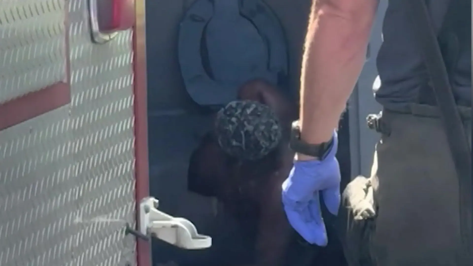 Scheiße gelaufen! Mann steckt UNTER der Toilettenbrille von Dixie-Klo fest Ekel-Einsatz für Feuerwehr