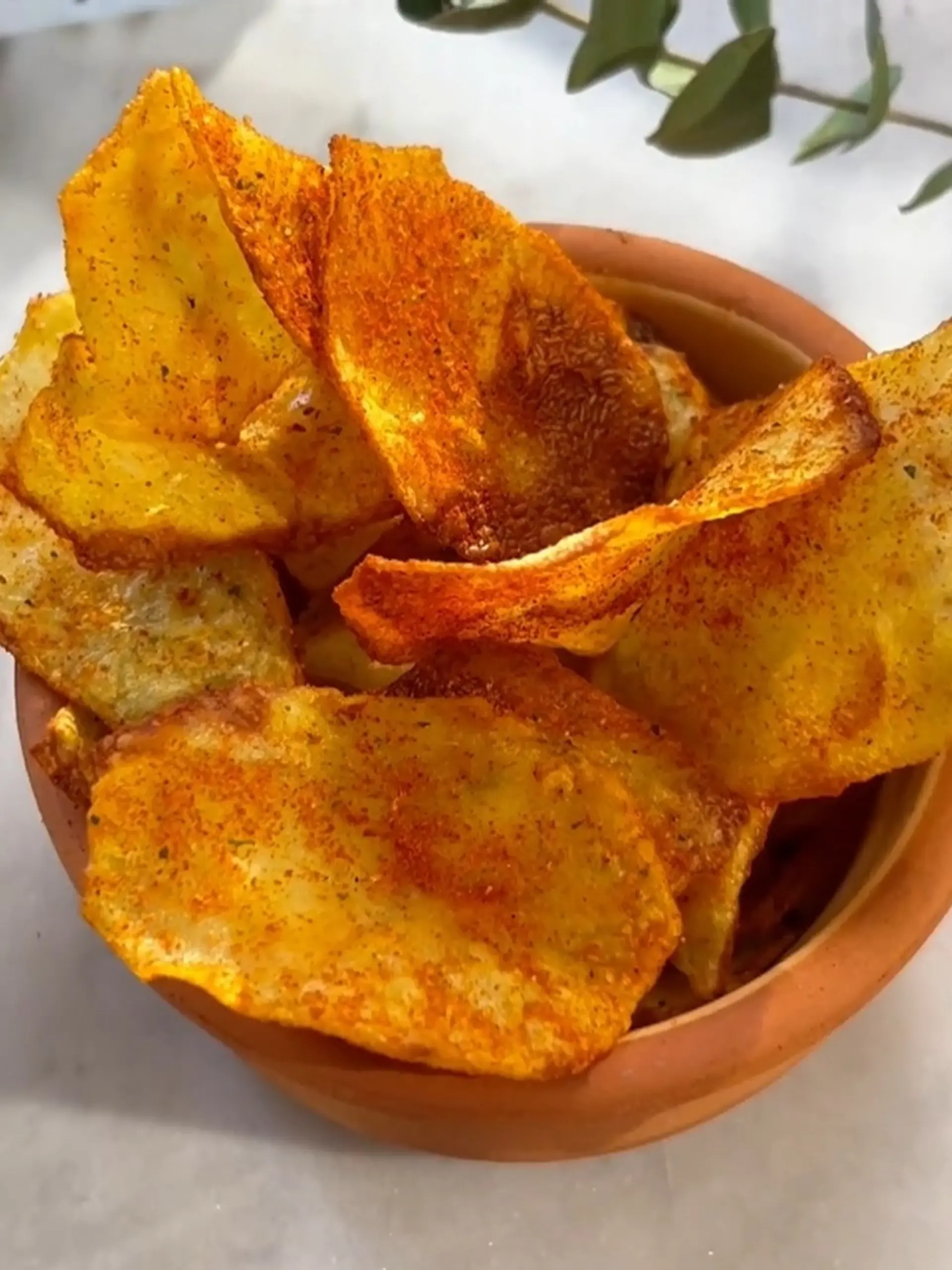 Bild zu: "Airfryer-Kartoffelchips – selber machen, Fett sparen!"