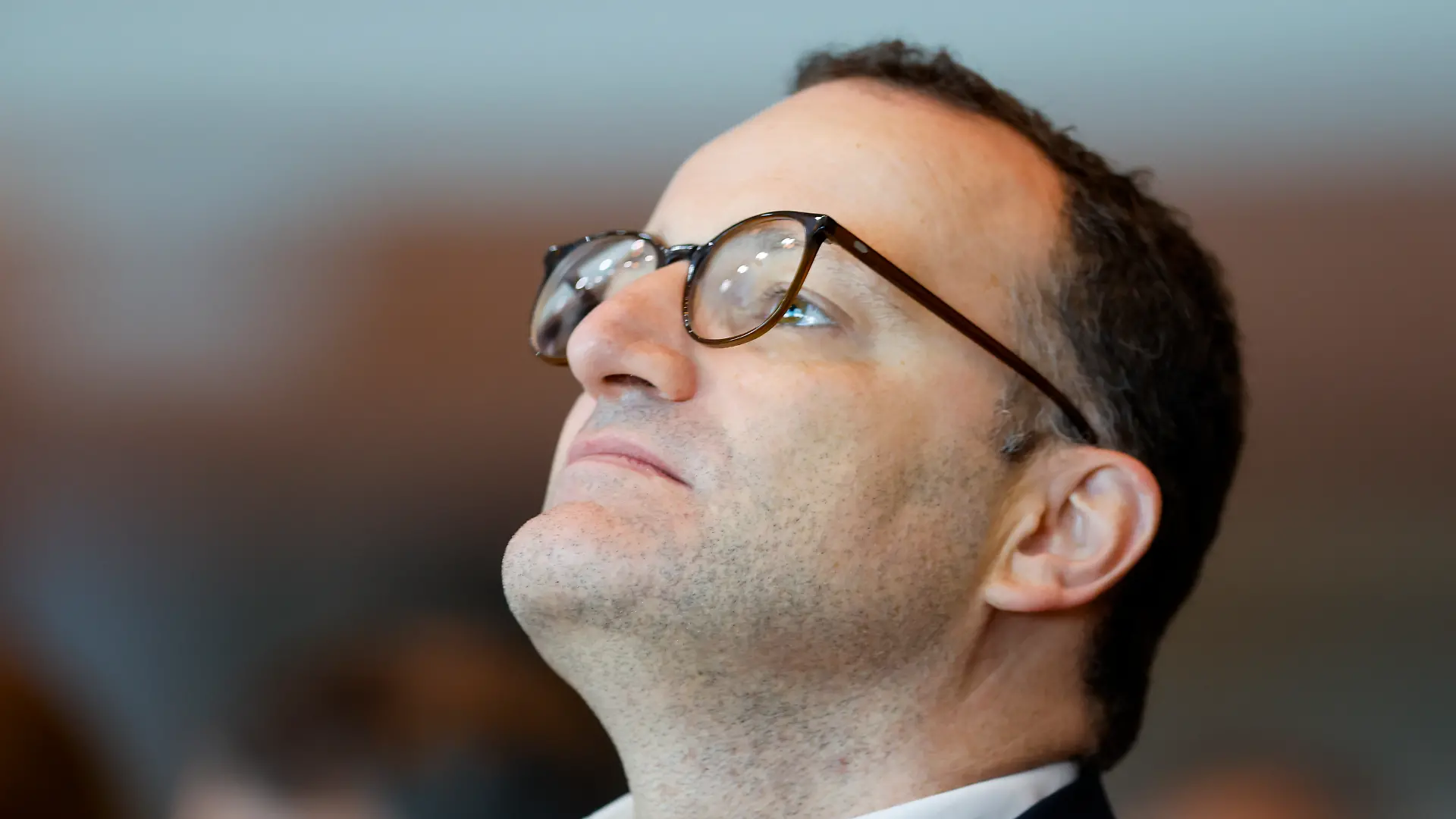 Jens Spahn, Vorsitzender der Unions-Fraktion im Bundestag, sitzt beim Landesparteitag der CDU Nordrhein-Westfalen im Saal. (zu dpa: «Leihmutterschaft: CDU-Politiker fordert Spahns Rücktritt») +++ dpa-Bildfunk +++