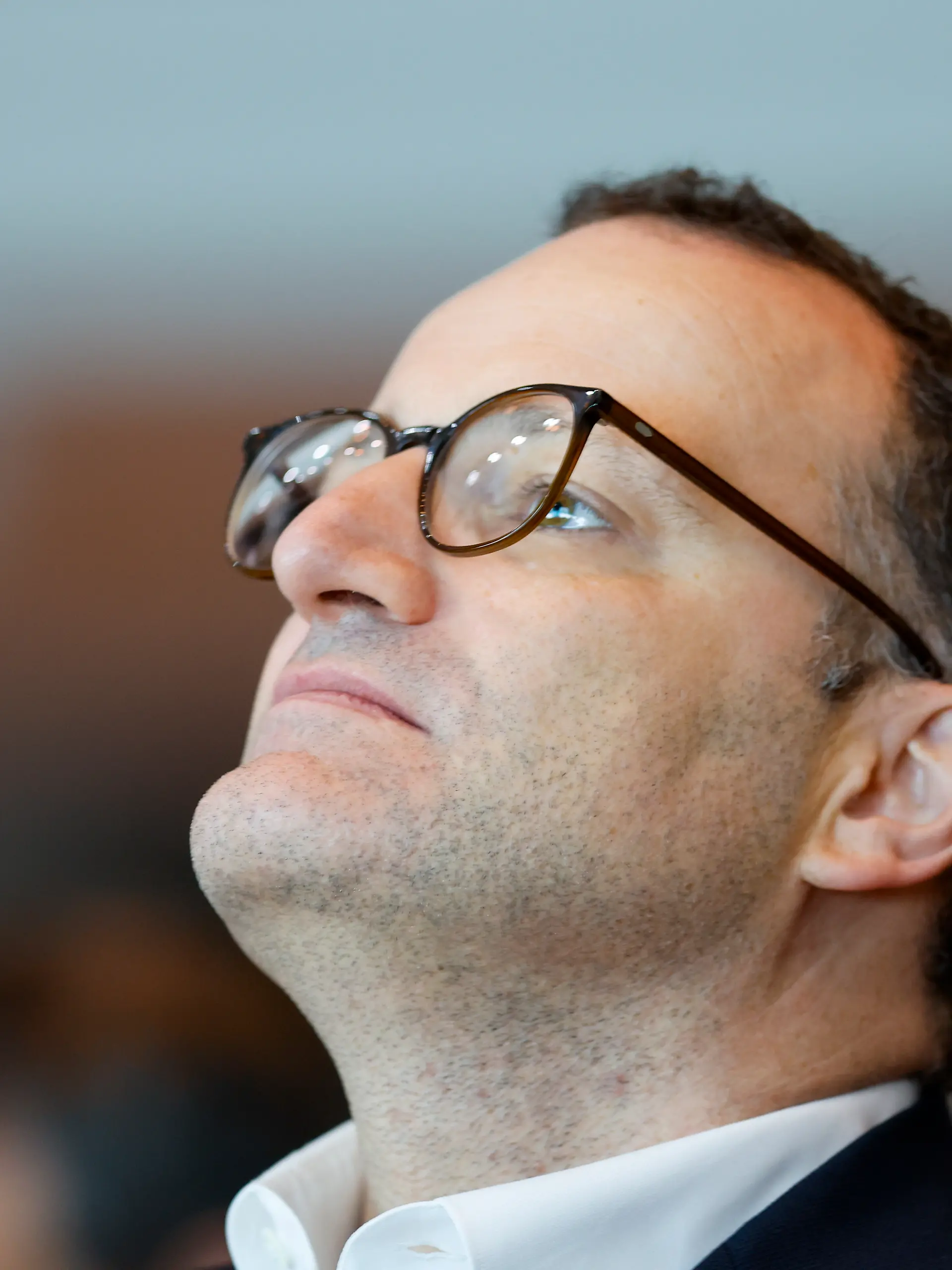 Jens Spahn, Vorsitzender der Unions-Fraktion im Bundestag, sitzt beim Landesparteitag der CDU Nordrhein-Westfalen im Saal. (zu dpa: «Leihmutterschaft: CDU-Politiker fordert Spahns Rücktritt») +++ dpa-Bildfunk +++