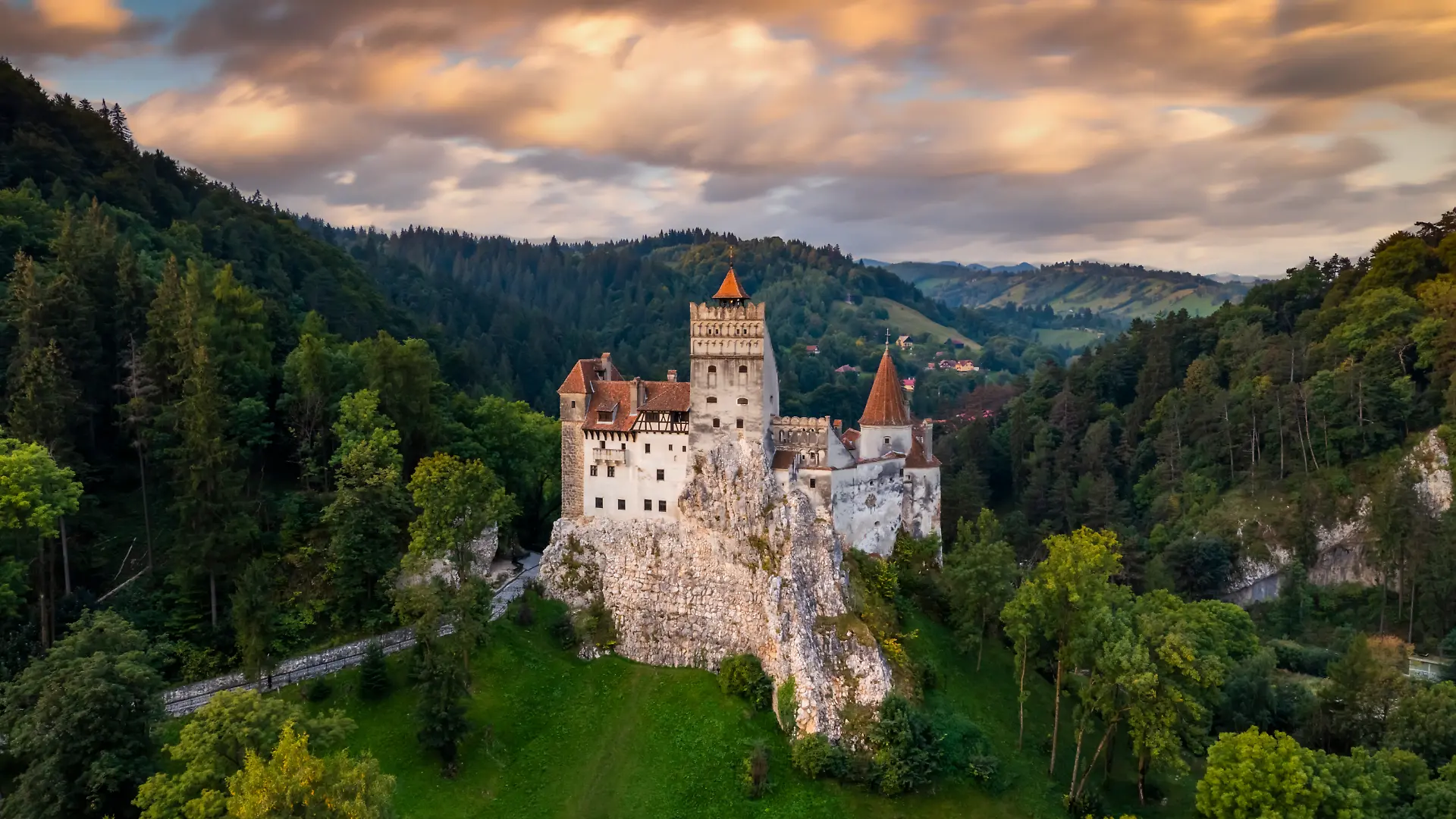 Der 18-jährige George Smyth soll bei einer Wanderung in der Nähe des berühmten Dracula-Schlosses verschwunden sein.