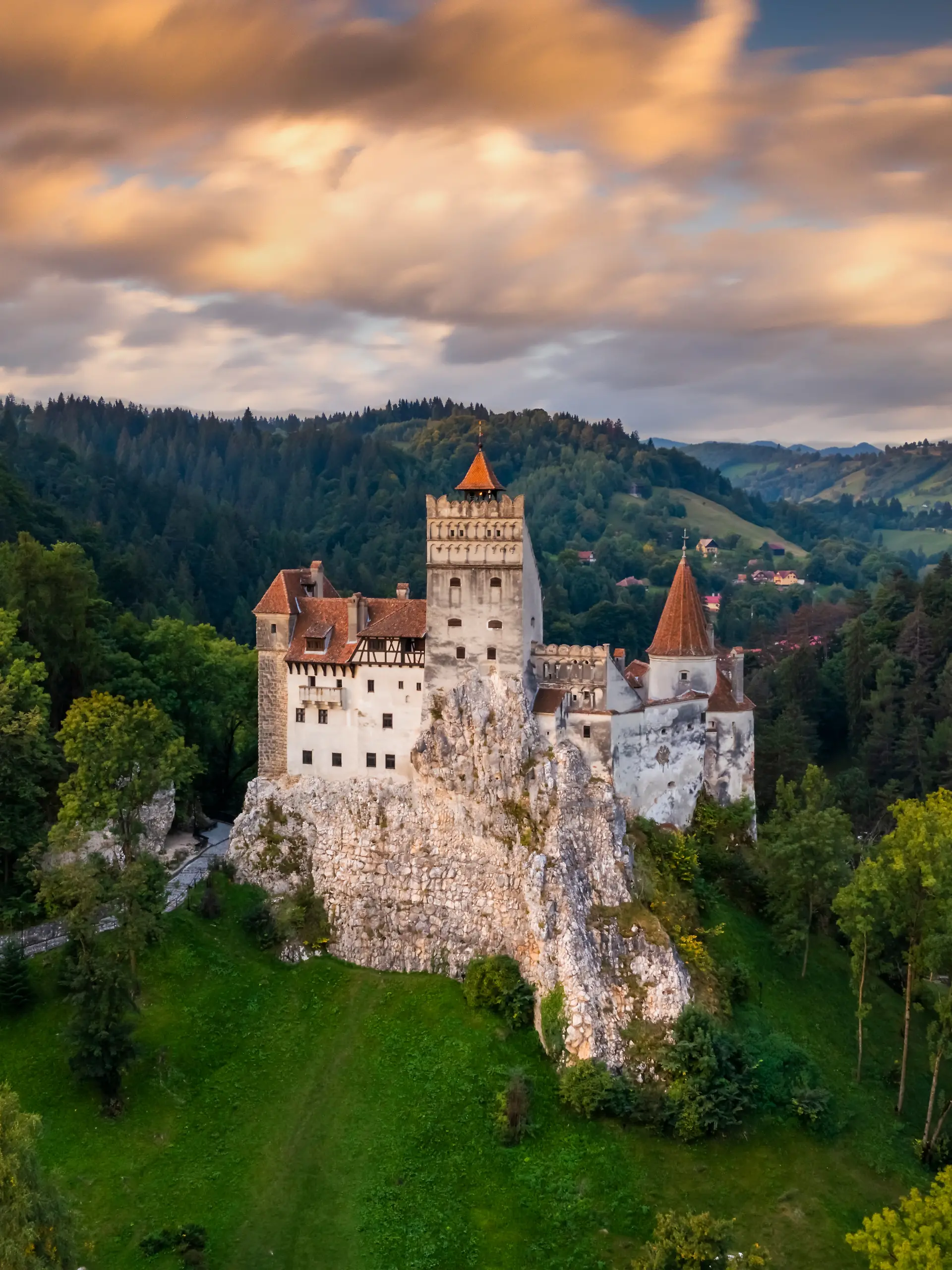 Der 18-jährige George Smyth soll bei einer Wanderung in der Nähe des berühmten Dracula-Schlosses verschwunden sein.