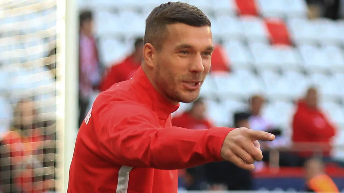 ARCHIV - 01.02.2020, Türkei, Antalya: Fußball: Süper Lig, Türkei, Antalyaspor - Konyaspor, 20. Spieltag: Lukas Podolski von Antalyaspor gestikuliert beim Aufwärmen. (zu dpa "Lukas Podolski wird Juror bei der RTL-Show «Das Supertalent") Foto: -/AP/dpa +++ dpa-Bildfunk +++