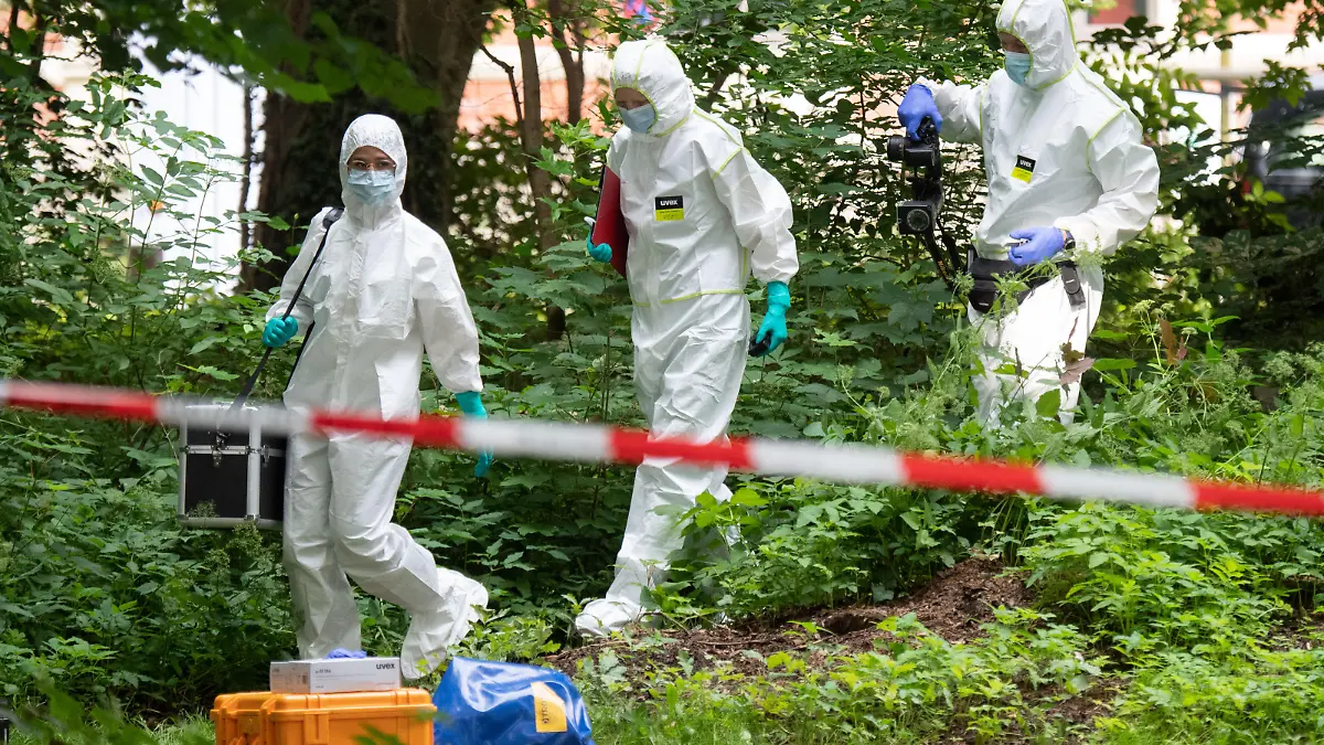 Mitarbeiter der Spurensicherung der Polizei Hannover stehen im Stadtwald Eilenriede. Auf einer Parkbank in Hannover ist am 06. Juli 2021 ein Mann tot aufgefunden worden.