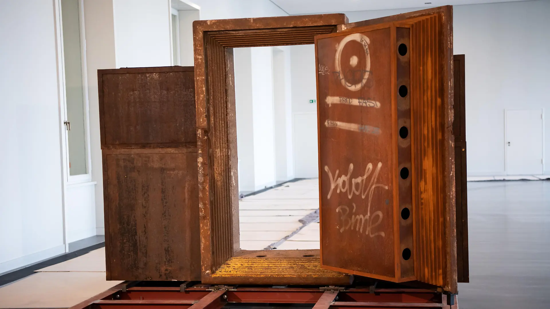 Die einstige Tür des Berliner Clubs Tresor im Humboldt Forum im Berliner Schloss