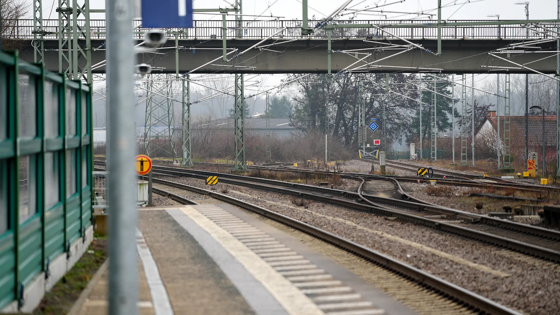Blick einen Bahnsteig und die Gleise im Bahnhof in Landstuhl. Nach dem Angriff auf einen Zugbegleiter bei einer Ticketkontrolle in Rheinland-Pfalz ist der Mann nach Angaben der Deutschen Bahn an seinen Verletzungen gestorben. (zu dpa: «Getöteter Zugbegleiter: Fünf Fakten zum Prozess - und Fragen») +++ dpa-Bildfunk +++