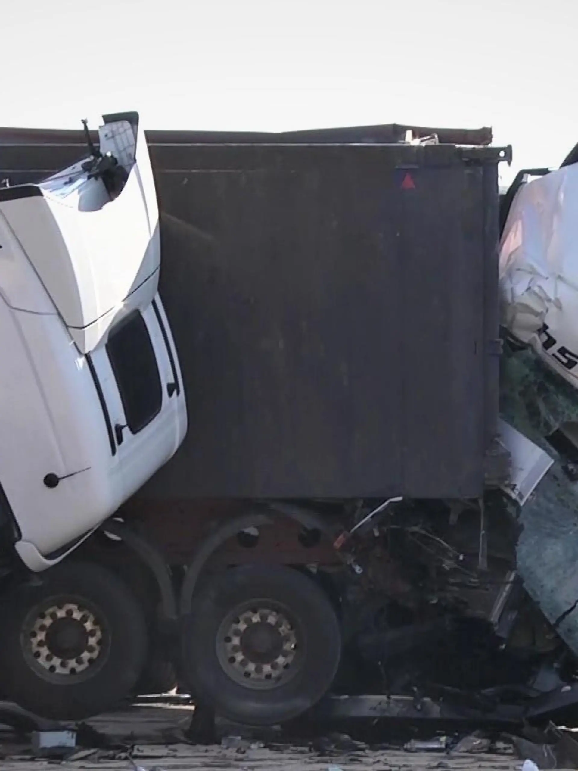 Bad Herfseld: Bei dem Unfall verkeilten sich die Fahrzeuge und kamen quer auf der Fahrbahn zum Stehen.