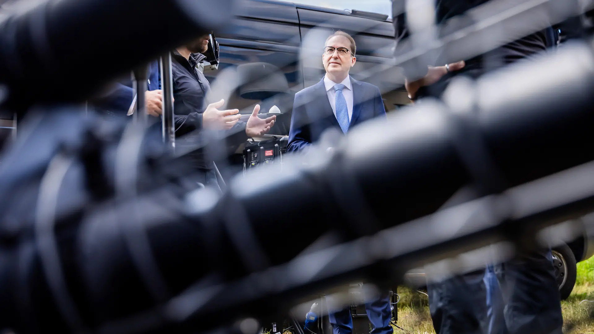 Alexander Dobrindt (CSU, M), Bundesinnenminister, steht bei der Einweihung des Gemeinsamen Zentrums zur Abwehr hybrider Bedrohungen (GAZ Hybrid) hinter einem gerichteten Störsender zu Drohnenabwehr. Das neue Abwehrzentrum wird in Räumlichkeiten des Bundesamtes für Verfassungsschutz in Berlin-Treptow angesiedelt sein.