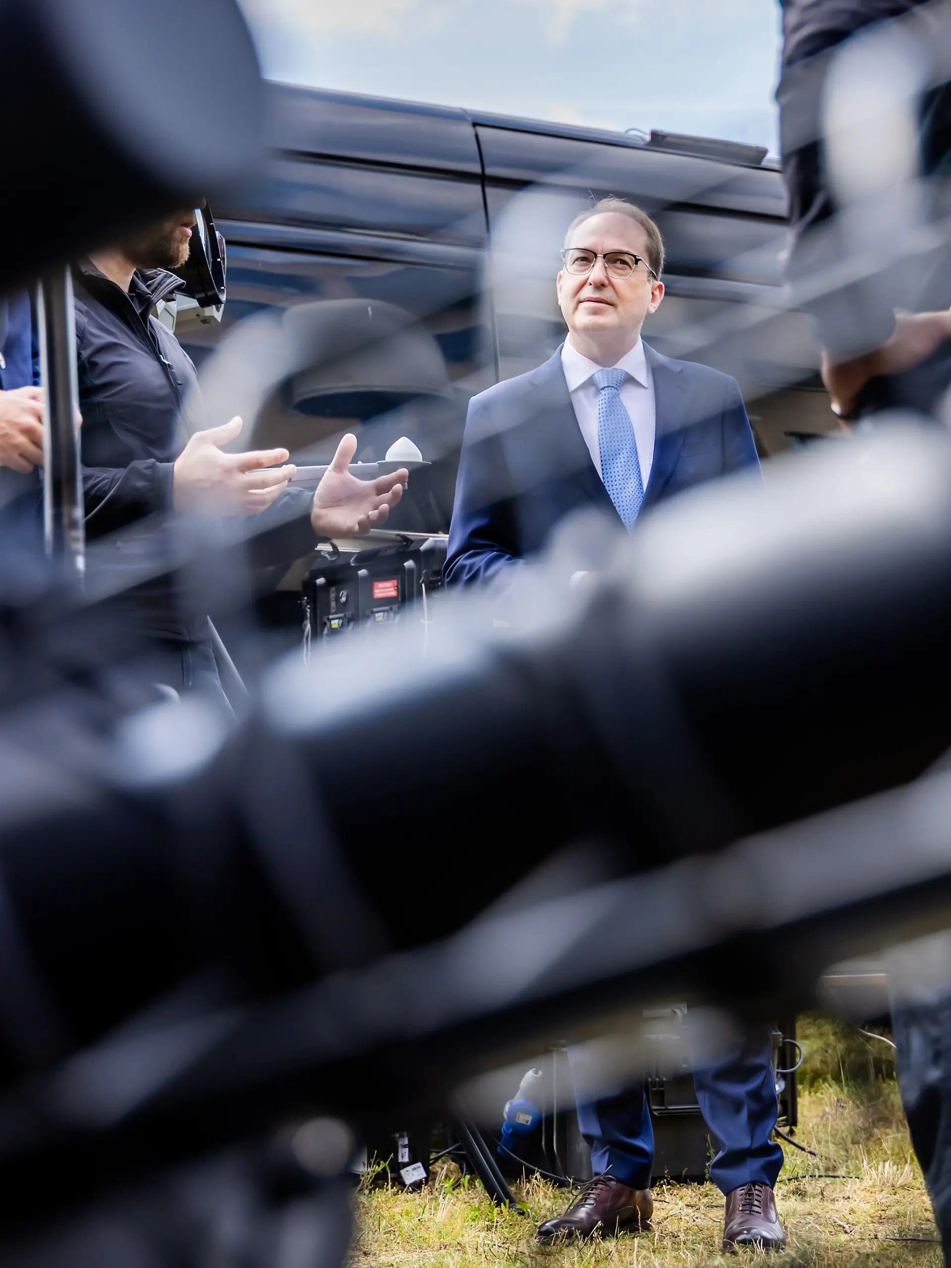 Alexander Dobrindt (CSU, M), Bundesinnenminister, steht bei der Einweihung des Gemeinsamen Zentrums zur Abwehr hybrider Bedrohungen (GAZ Hybrid) hinter einem gerichteten Störsender zu Drohnenabwehr. Das neue Abwehrzentrum wird in Räumlichkeiten des Bundesamtes für Verfassungsschutz in Berlin-Treptow angesiedelt sein.