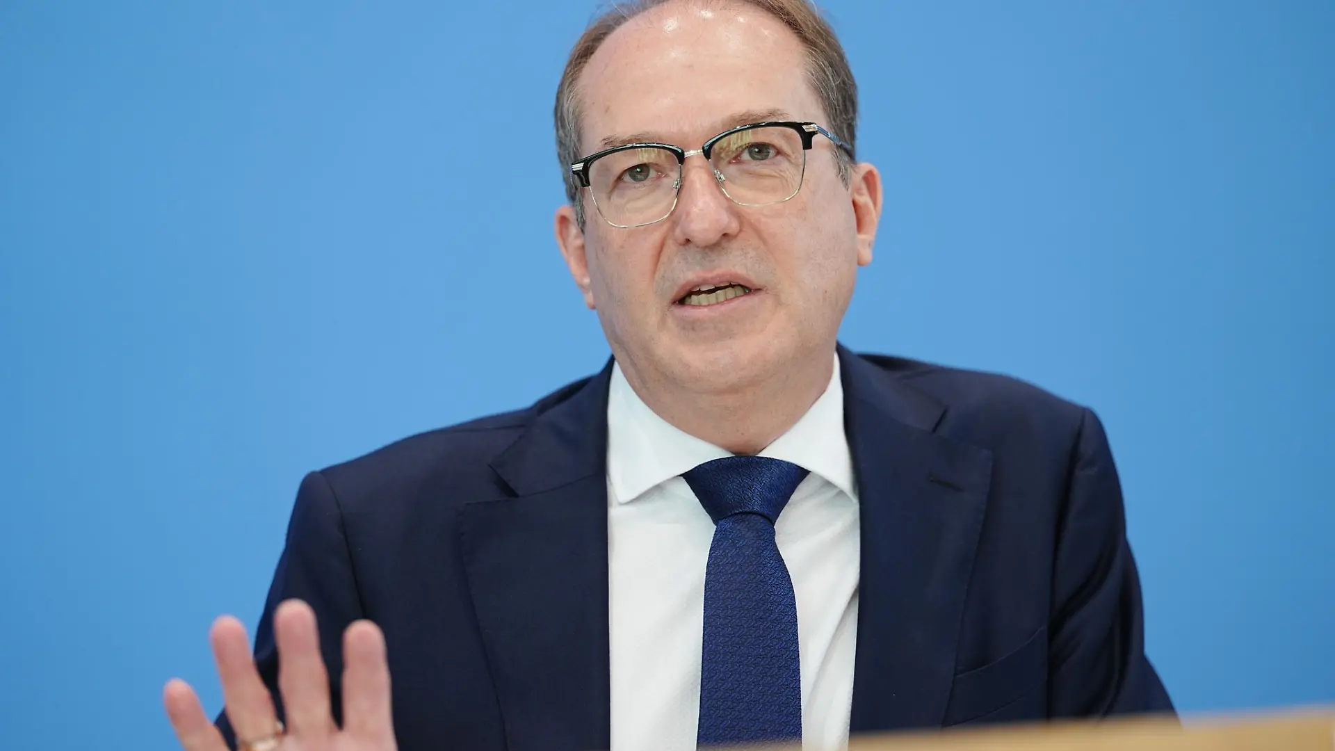 Bundesinnenminister Alexander Dobrindt hatte bereits vor einem Monat bei der Innenministerkonferenz in Hamburg von einer «hohen Bedrohungslage» gesprochen. (Archivbild)