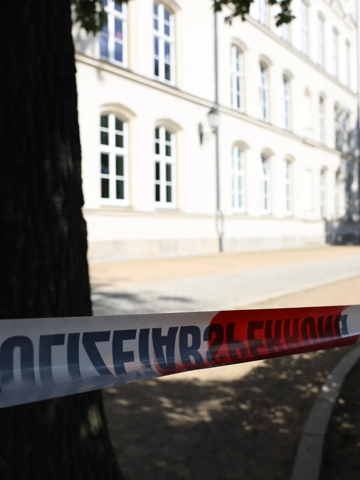 Datum: 23.08.23 / Ort: Bischofswerda
Großeinsatz an der Oberschule auf der Kirchstraße in Bischofswerda (zwischen Dresden und Bautzen). Polizei und Rettungskräfte sind aktuell mit einem Großaufgebot vor Ort. 
"Es gibt einen Amokalarm.", bestätigt die Polizeidirektion Görlitz. Polizisten seien vor Ort und würden die Lage aktuell sondieren, so eine Polizeisprecherin. In der Schule könnte eine Person mit einem Messer unterwegs sein - offenbar gibt es mindestens eine verletzte Person. Der Täter soll inzwischen verletzt festgenommen worden sein.