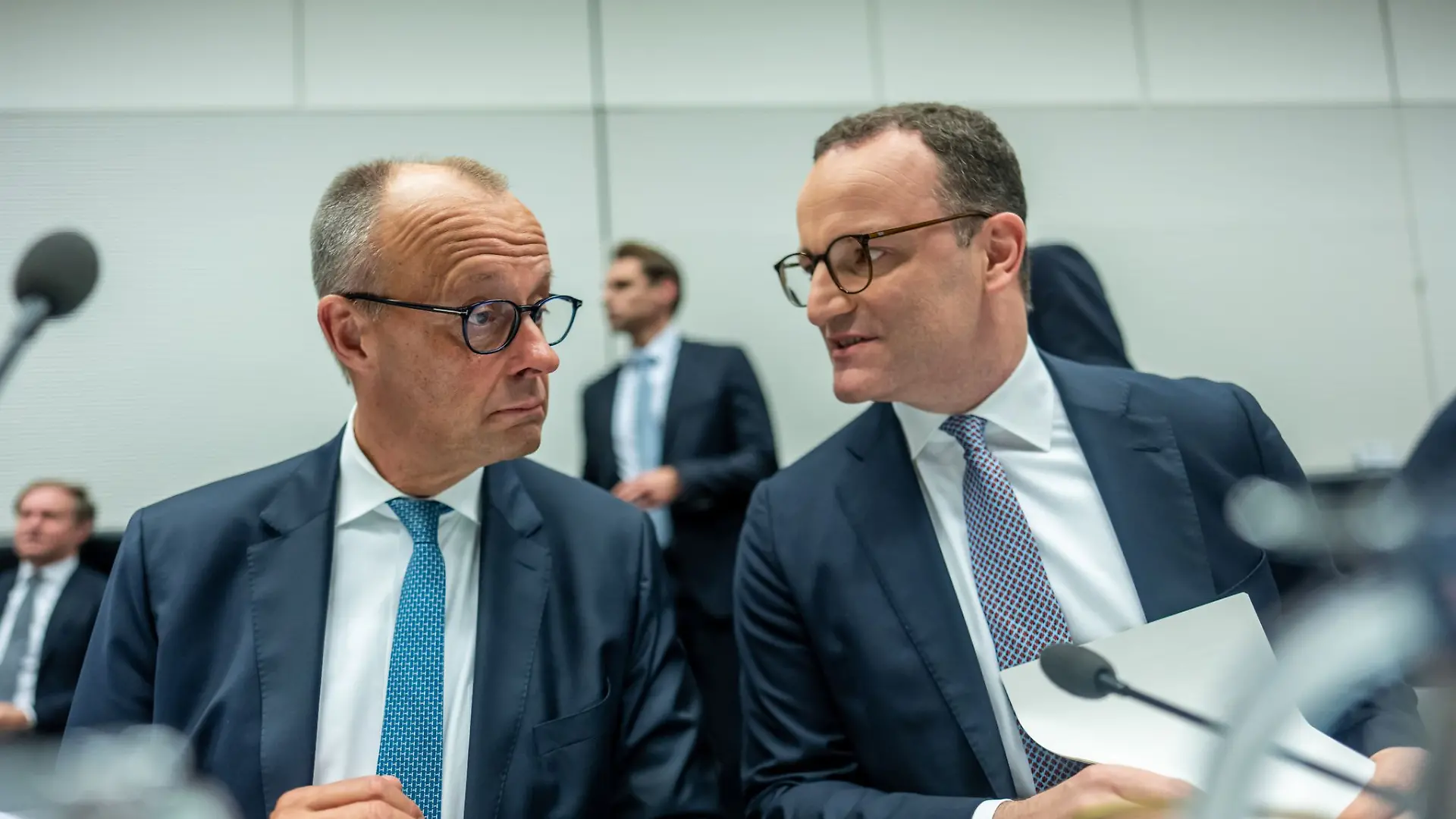 Kann sich Jens Spahn als Chef der Unionsbundestagsfraktion halten? Die CDU in Merz' Heimat Brilon fordert seinen Rücktritt. (Archivbild)