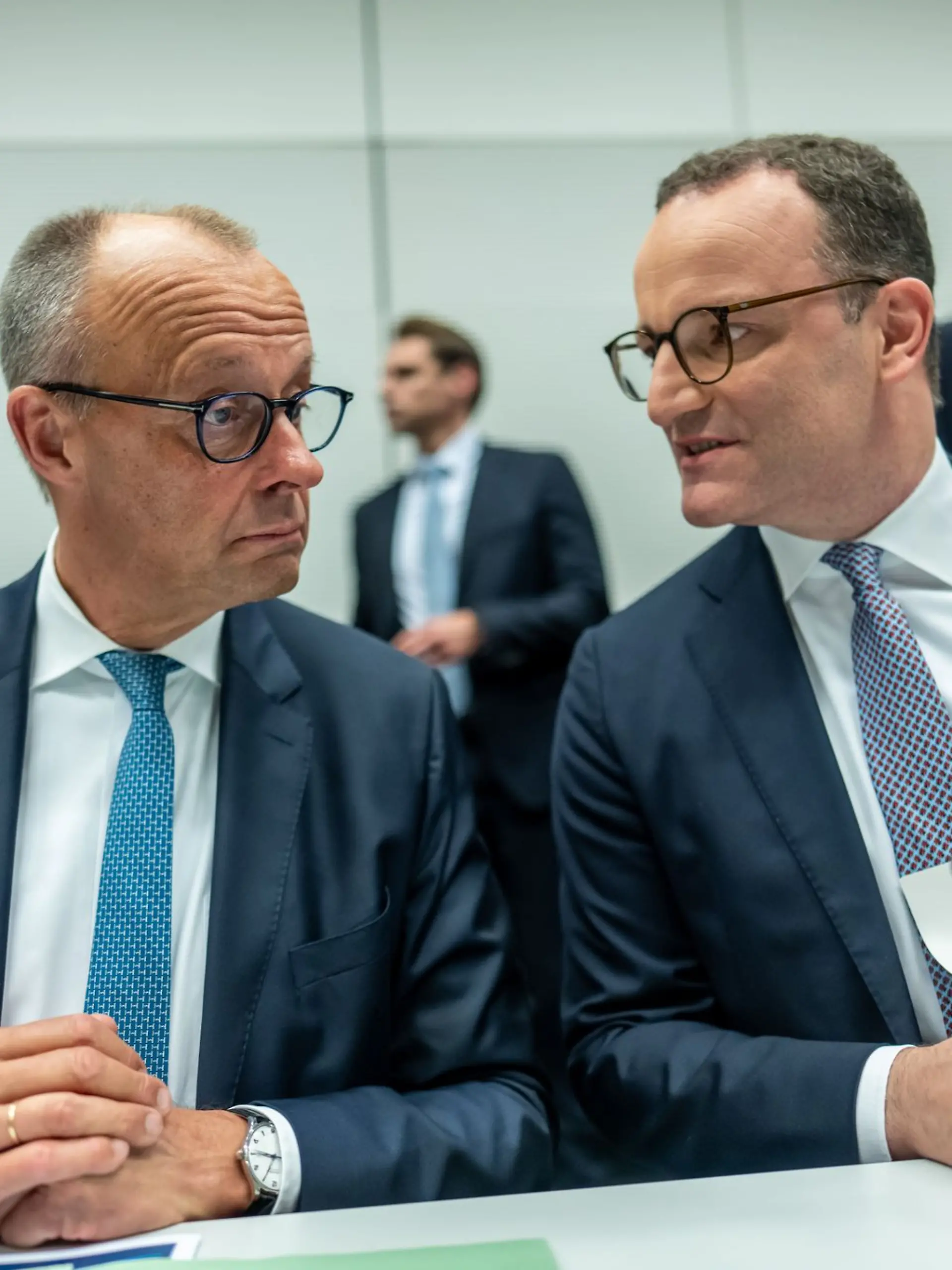 Bild zu: "Beben in der Union! Friedrich Merz fordert Jens Spahn zum Rücktritt auf"