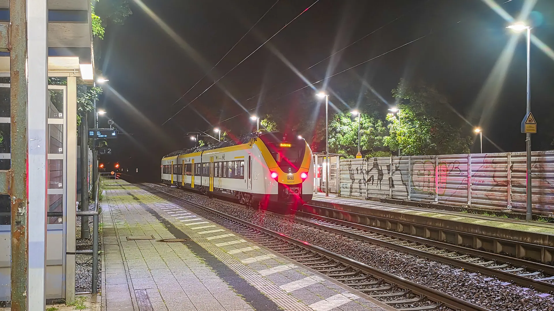 Ein Zug steht nach einem Notfall am Bahnof in Ettlingen-Bruchhausen. Kurz vor dem Bahnhof ist ein Sicherheitsmitarbeiter der Deutschen Bahn bei einer gewaltsamen Auseinandersetzung aus einem fahrenden Zug gestürzt und lebensgefährlich verletzt worden. Zu dem Streit war es am Freitagabend während einer Ticket-Kontrolle auf der Strecke von Offenburg nach Karlsruhe gekommen, wie Staatsanwaltschaft und Polizei mitteilten.