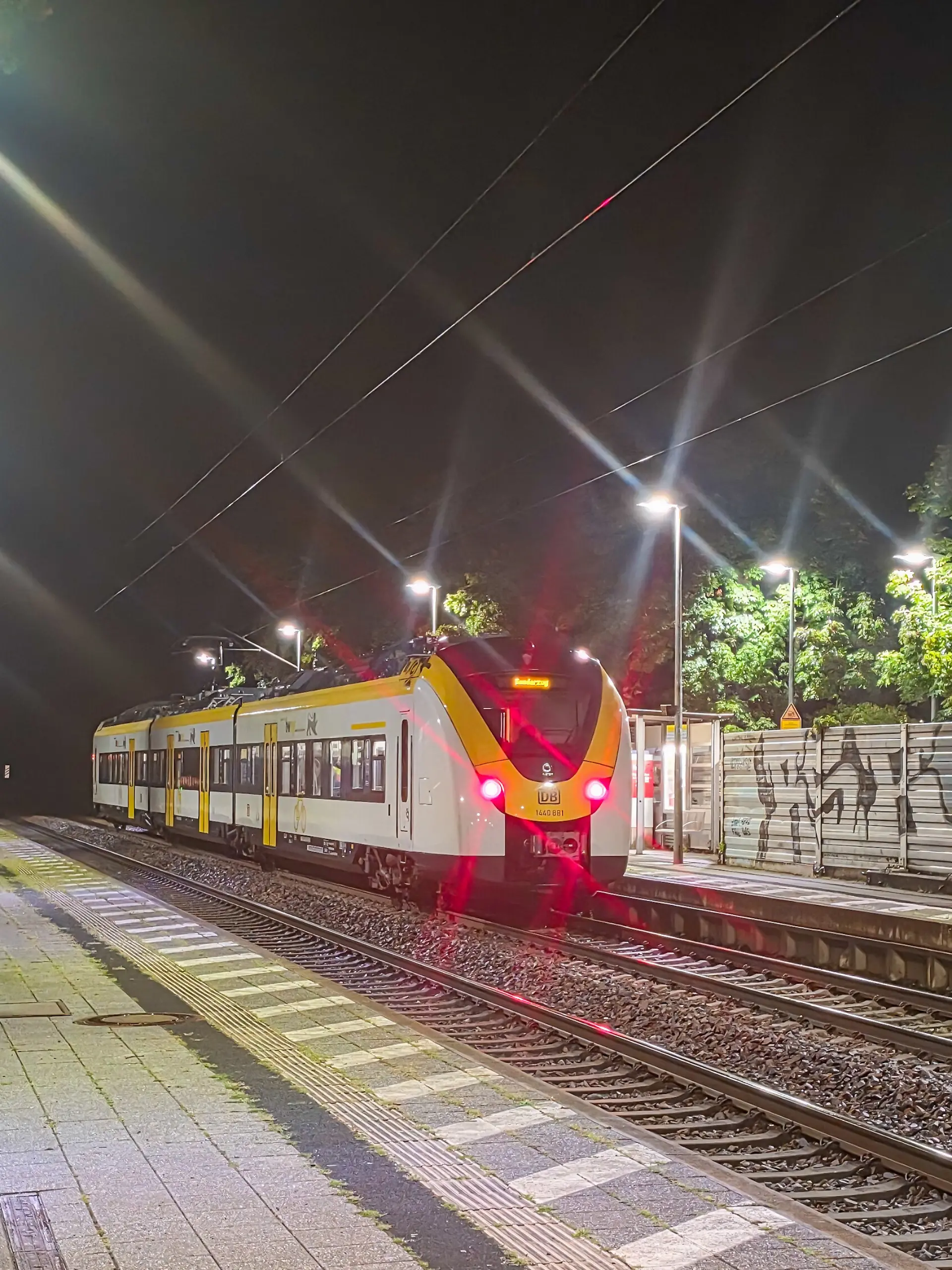 Ein Zug steht nach einem Notfall am Bahnof in Ettlingen-Bruchhausen. Kurz vor dem Bahnhof ist ein Sicherheitsmitarbeiter der Deutschen Bahn bei einer gewaltsamen Auseinandersetzung aus einem fahrenden Zug gestürzt und lebensgefährlich verletzt worden. Zu dem Streit war es am Freitagabend während einer Ticket-Kontrolle auf der Strecke von Offenburg nach Karlsruhe gekommen, wie Staatsanwaltschaft und Polizei mitteilten.