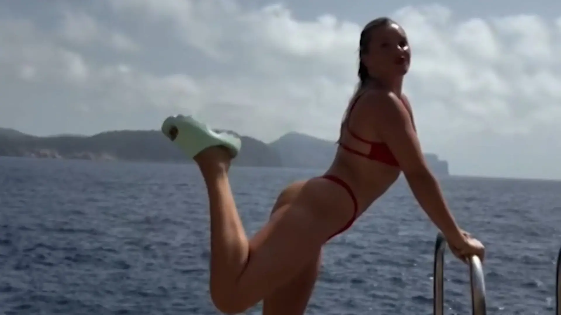 Evelyn Burdecki zeigt stolz DIESEN Makel an ihrem Körper – im sexy roten Bikini! „Nicht mit KI zu verwechseln“