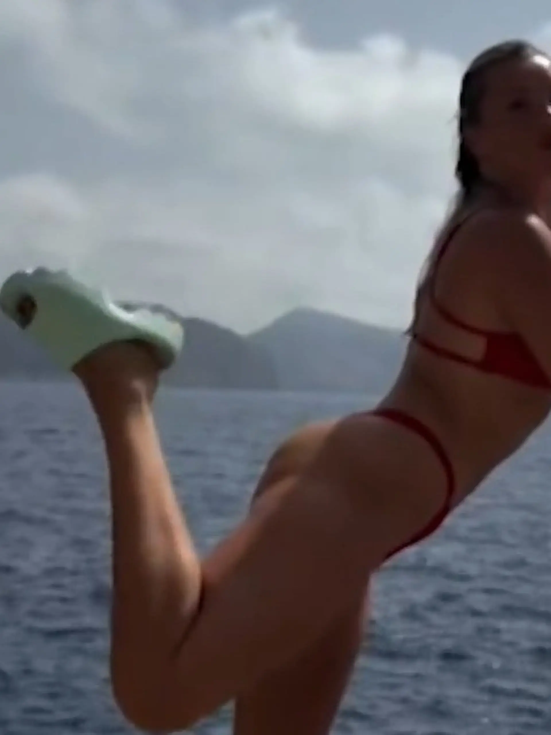 Bild zu: "Evelyn Burdecki zeigt stolz DIESEN Makel an ihrem Körper – im sexy roten Bikini!"