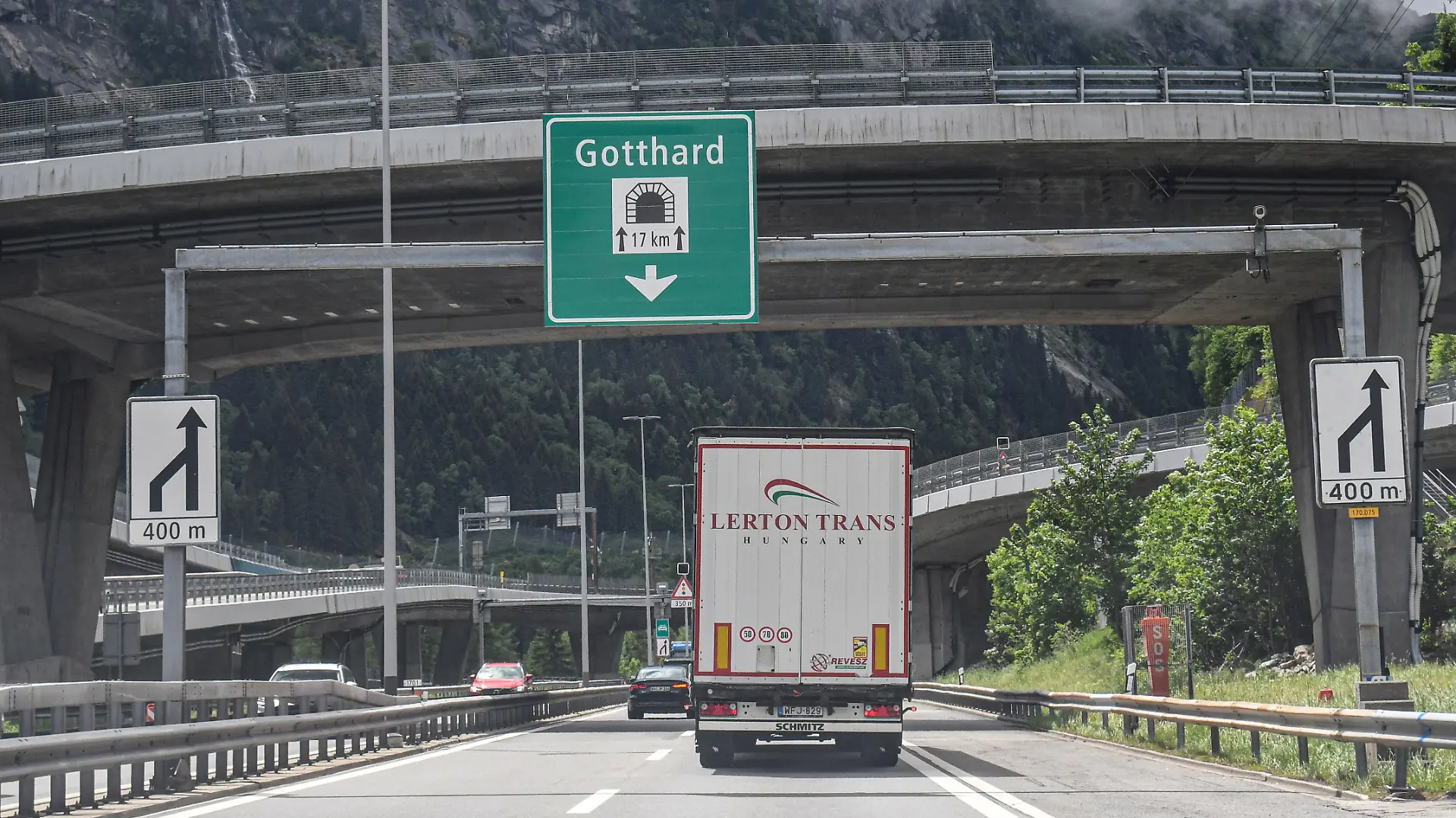 Auffahrt zum Gotthard- Tunnel / San Gottardo Tunnel , Tessin, Schweiz. Wartezeiten und Staus sind die Regel, Autofahrer muessen viel Geduld mitbringen fuer die Tunneldurchquerung auf der Fahrt nach Italien. In der Schweiz wird ueber die Einfuehrung einer Tunnelmaut diskutiert. Foto: Winfried Rothermel