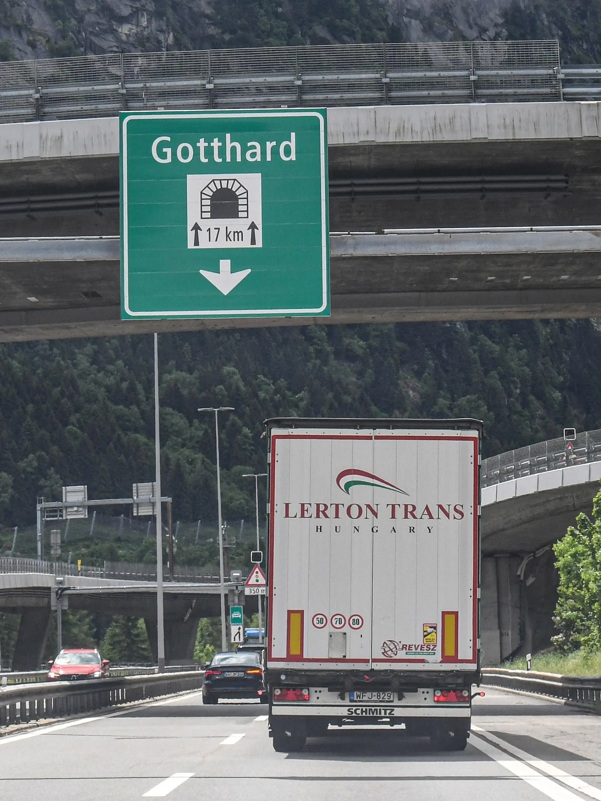 Auffahrt zum Gotthard- Tunnel / San Gottardo Tunnel , Tessin, Schweiz. Wartezeiten und Staus sind die Regel, Autofahrer muessen viel Geduld mitbringen fuer die Tunneldurchquerung auf der Fahrt nach Italien. In der Schweiz wird ueber die Einfuehrung einer Tunnelmaut diskutiert. Foto: Winfried Rothermel