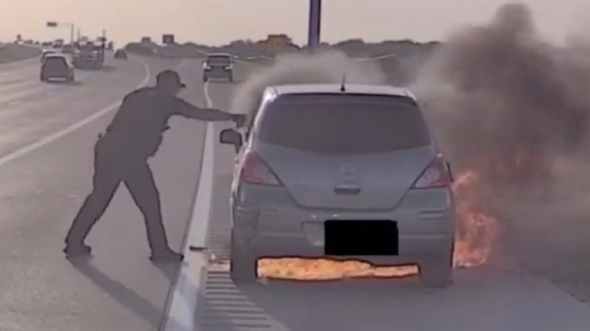 Mitten auf der Autobahn! Fahrzeug fängt plötzlich Feuer – Polizist schreitet SO ein Bodycam filmt dramatische Szenen