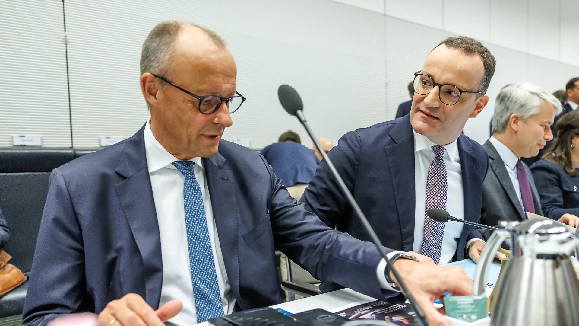 Bundeskanzler Friedrich Merz CDU und Jens Spahn, Fraktionsvorsitzender der CDU/CSU vor der Fraktionssitzung am 23.06.26 in Berlin