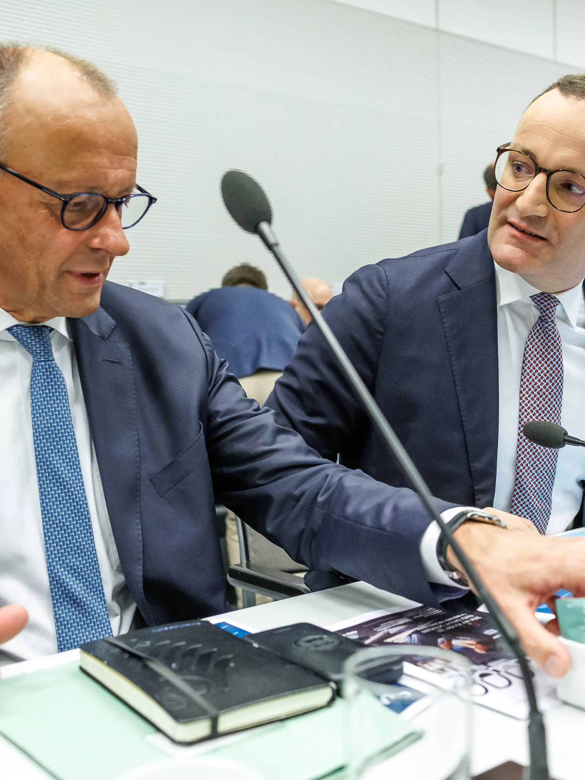 Bundeskanzler Friedrich Merz CDU und Jens Spahn, Fraktionsvorsitzender der CDU/CSU vor der Fraktionssitzung am 23.06.26 in Berlin