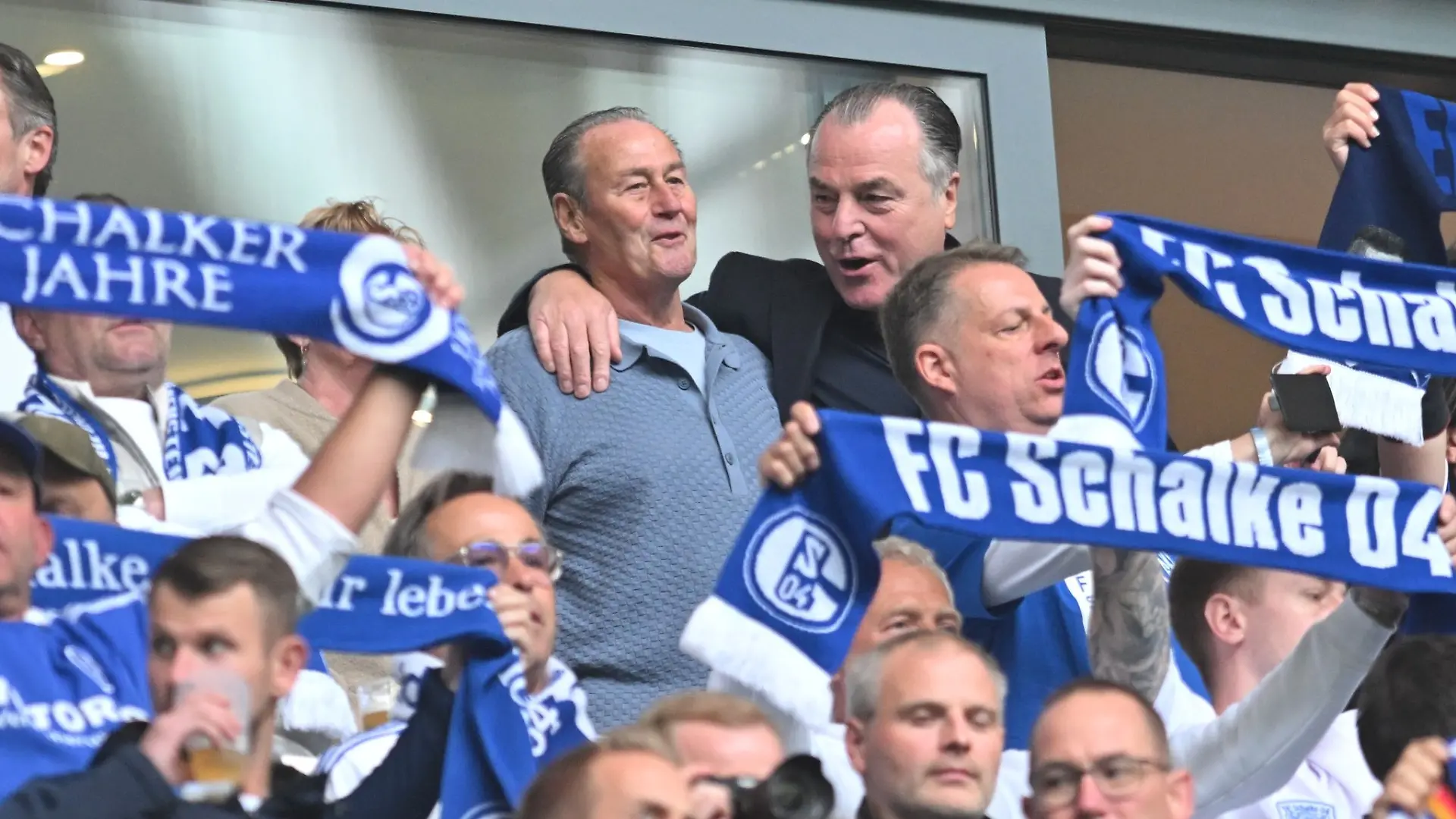 Huub Stevens (links) und Clemens Tönnies (beide oben Mitte) verzichteten darauf, sich ins Schalker Ehrenpräsidium wählen zu lassen. (Archivbild)