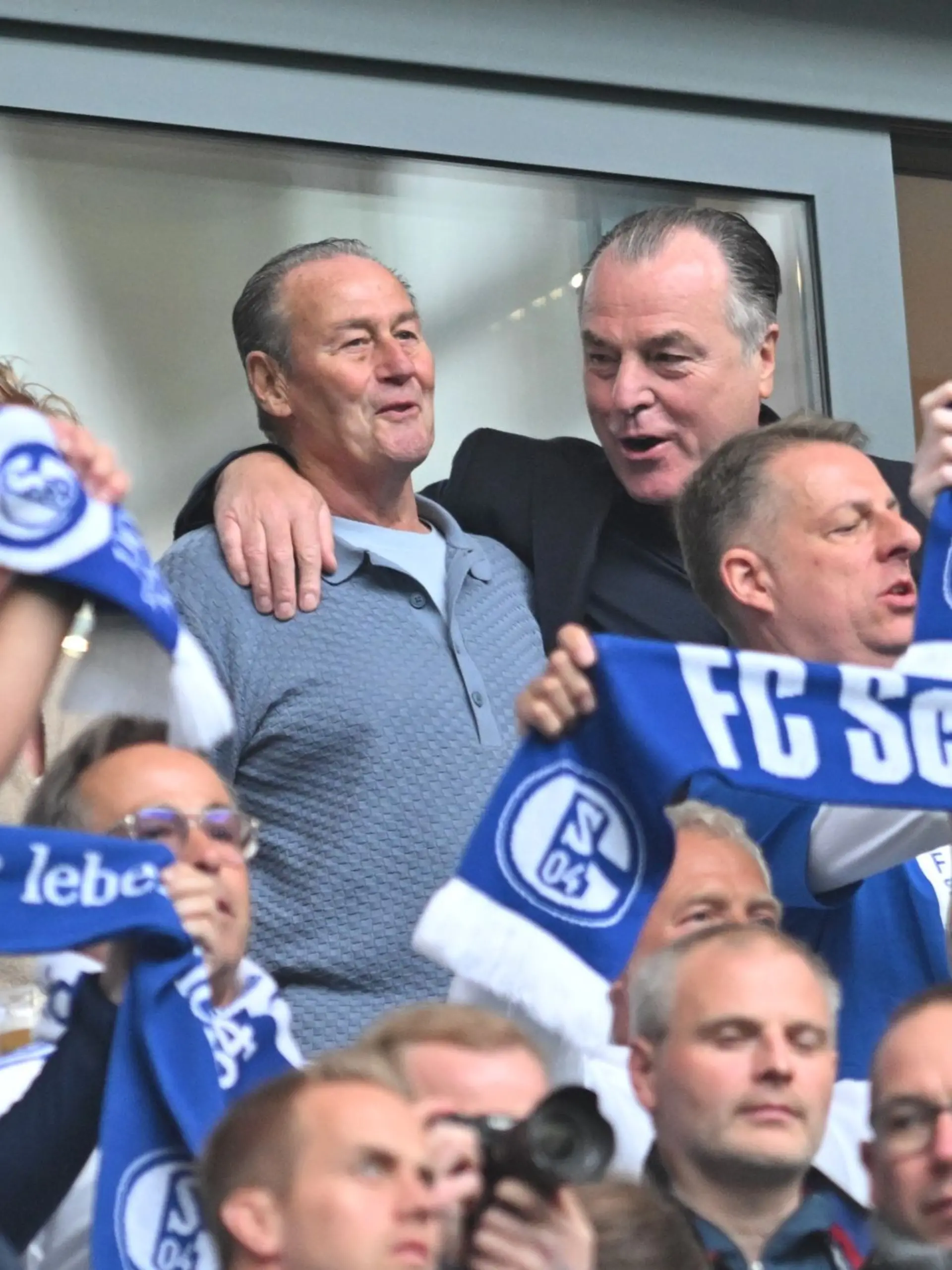 Huub Stevens (links) und Clemens Tönnies (beide oben Mitte) verzichteten darauf, sich ins Schalker Ehrenpräsidium wählen zu lassen. (Archivbild)