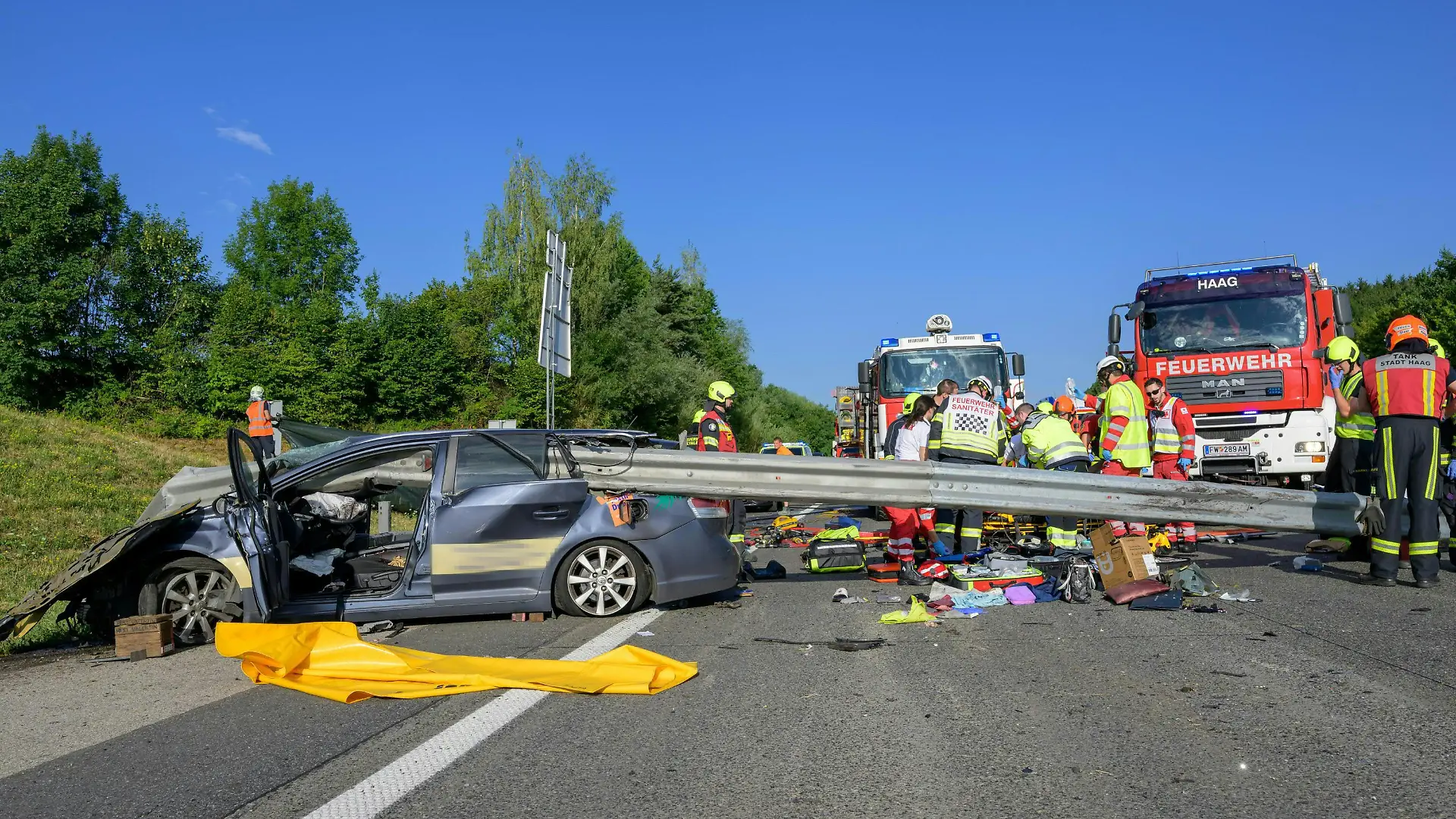 Bei einem Verkehrsunfall auf der Westautobahn (A1) prallte ein Auto gegen eine Leitplanke, die sich dabei in das Fahrzeug bohrte.