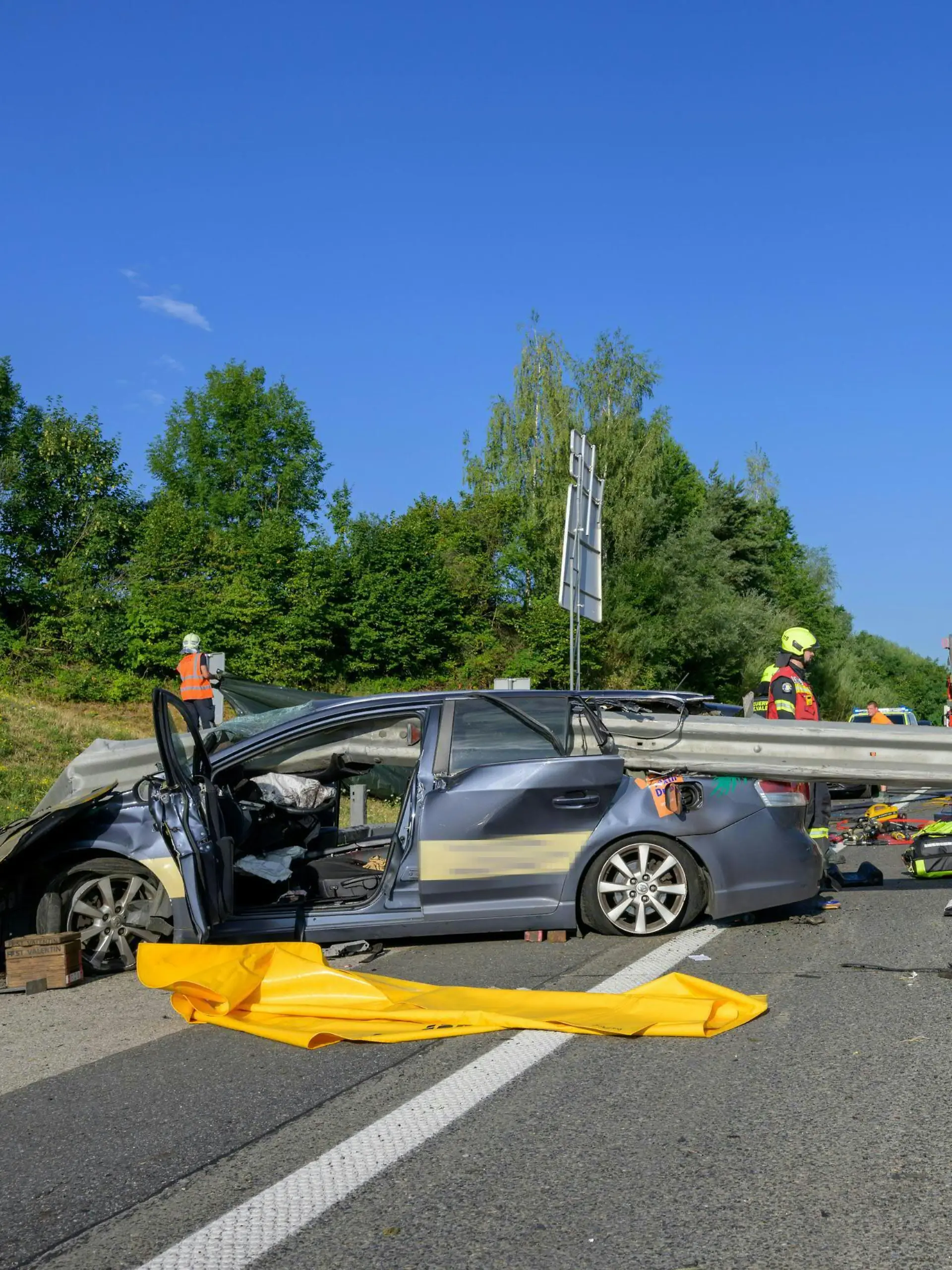 Bild zu: "Leitplanke durchbohrt Auto! Deutsche sterben bei Unfall in Österreich"