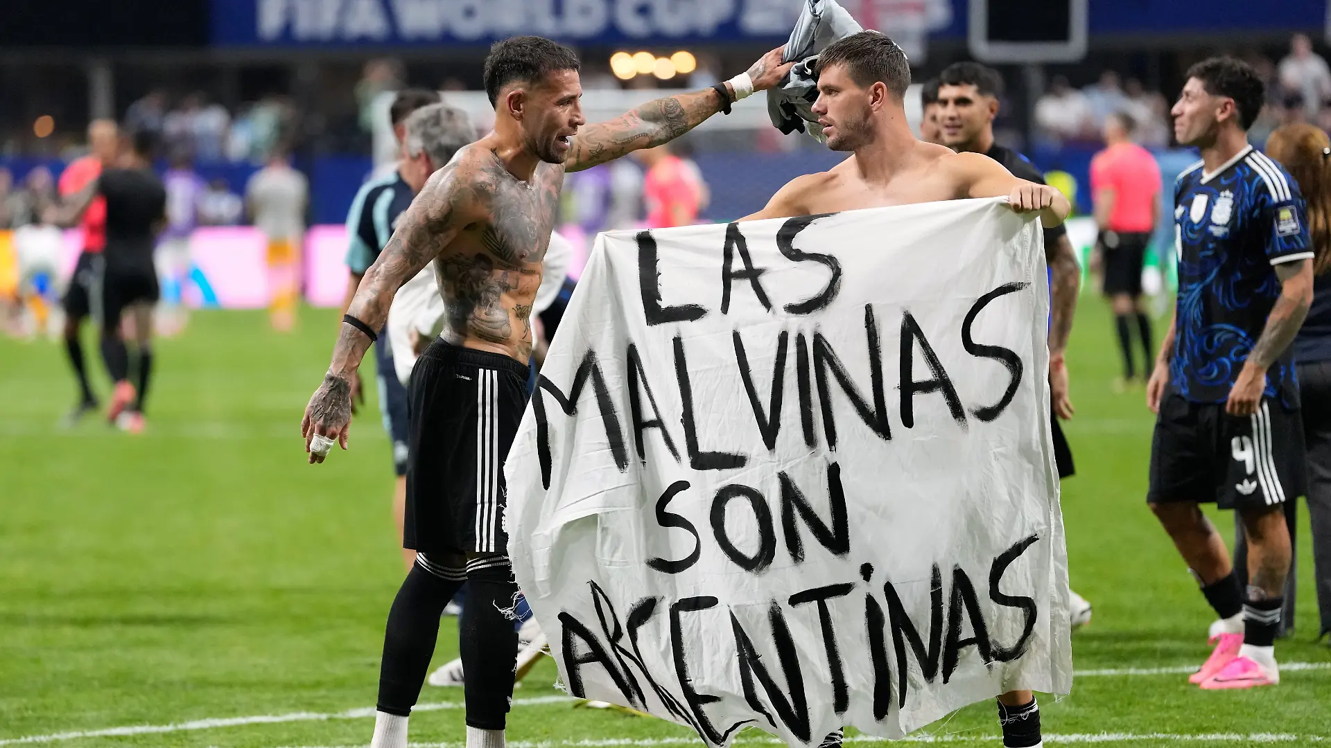 Fußball, Männer, WM 2026, England - Argentinien, Halbfinale, Atlanta-Stadion. Der Argentinier Giovani Lo Celso hält ein Transparent mit der Aufschrift „Las Malvinas son Argentinas" in die Höhe. +++ dpa-Bildfunk +++