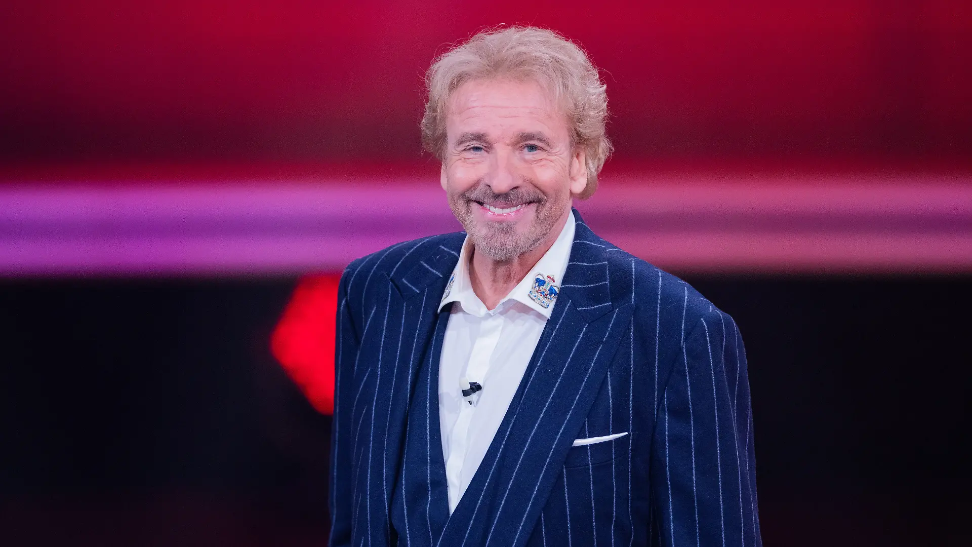 Thomas Gottschalk, Moderator, steht beim RTL-Jahresrückblick "Menschen, Bilder, Emotionen 2022" im Studio.