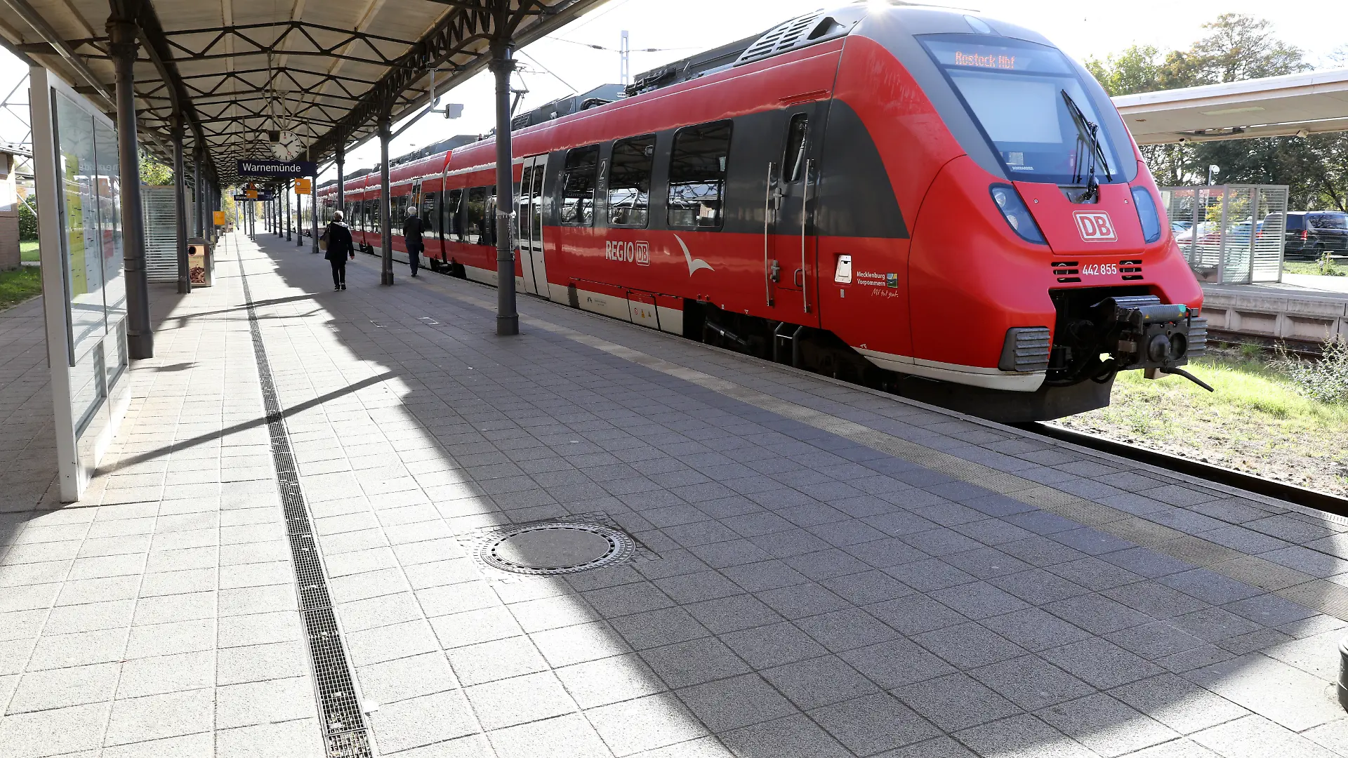 In Warnemünde ist eine Frau im Mai von einer S-Bahn überrollt und getötet worden.