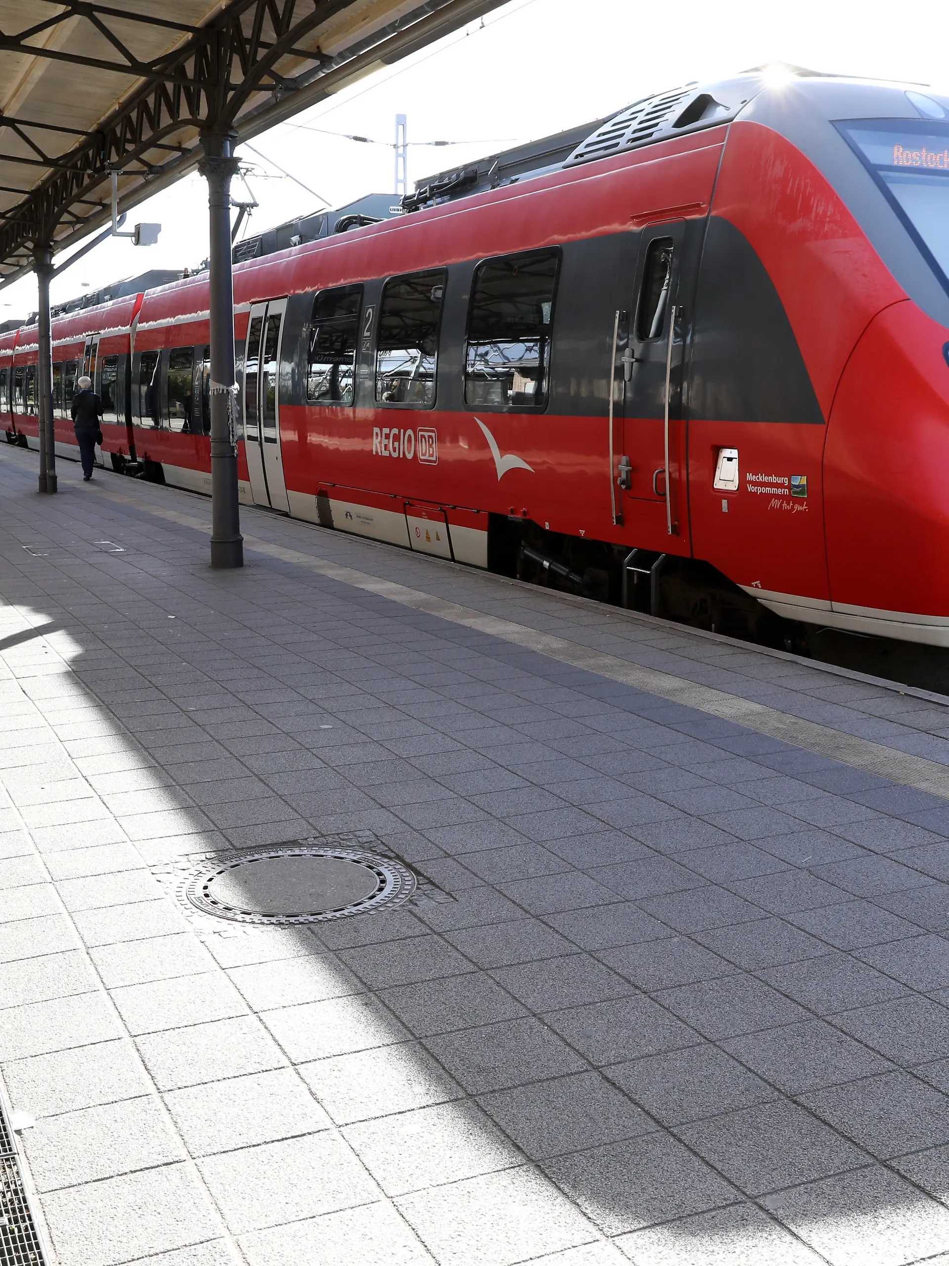 In Warnemünde ist eine Frau im Mai von einer S-Bahn überrollt und getötet worden.