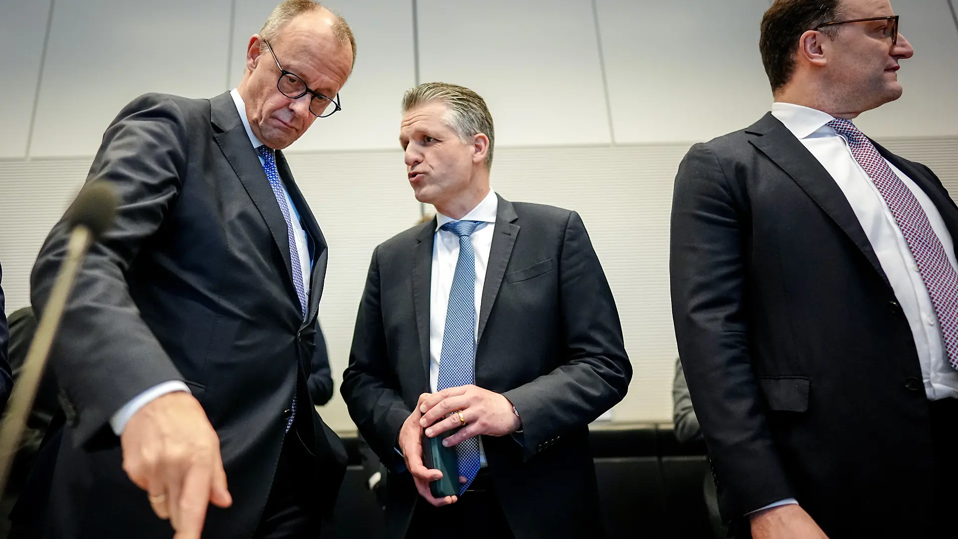 Bundeskanzler Friedrich Merz (l-r, CDU), Thorsten Frei (CDU), Chef des Bundeskanzleramts und Bundesminister für besondere Aufgaben, und Jens Spahn, Vorsitzender der Unions-Fraktion im Bundestag, nehmen an der Fraktionssitzung der Unions-Fraktion teil.