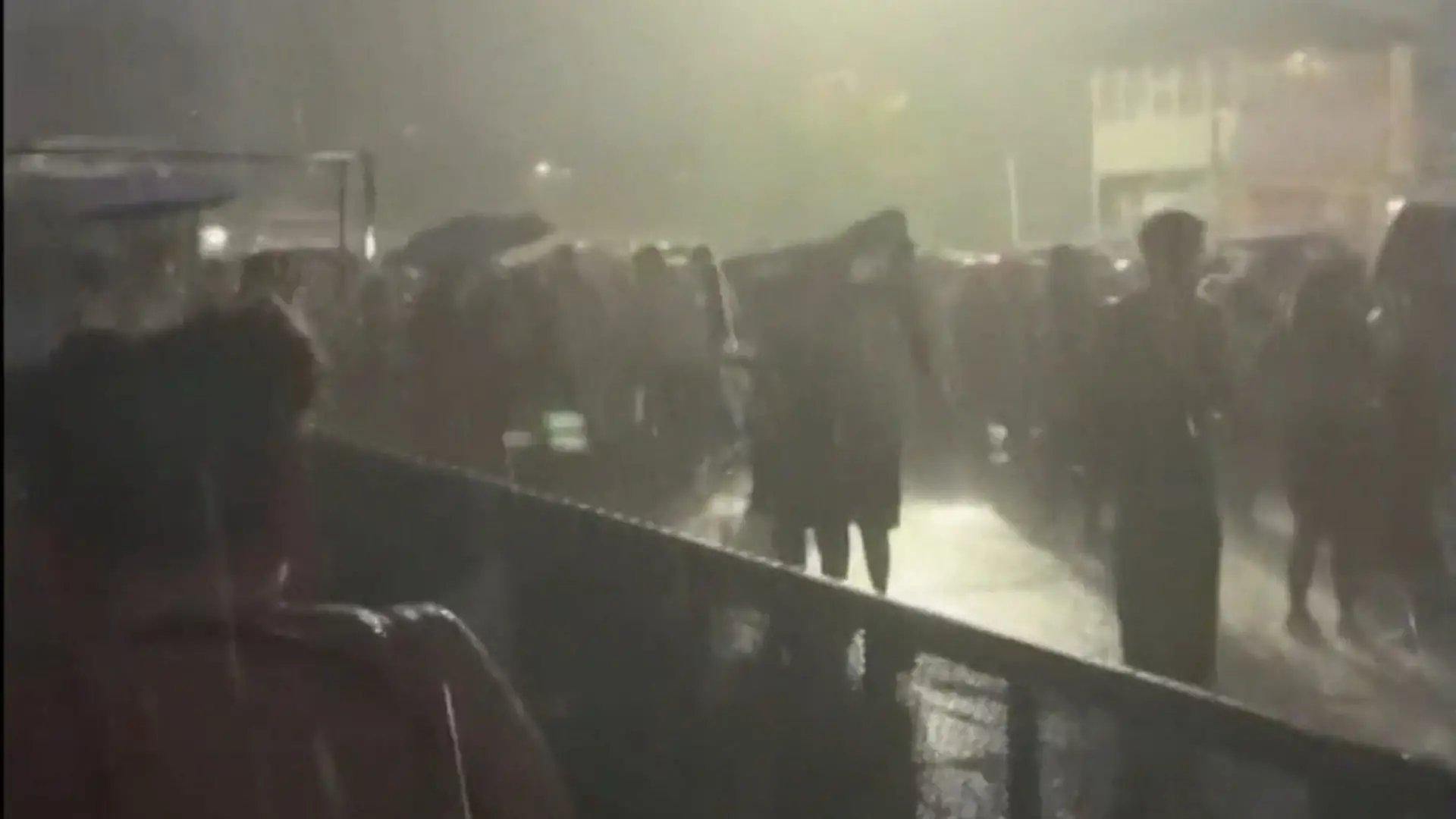 Hagel-Horror in Weltmetropole! 80.000 Fans flüchten vor Unwetter-Chaos Bad Bunny in Mailand