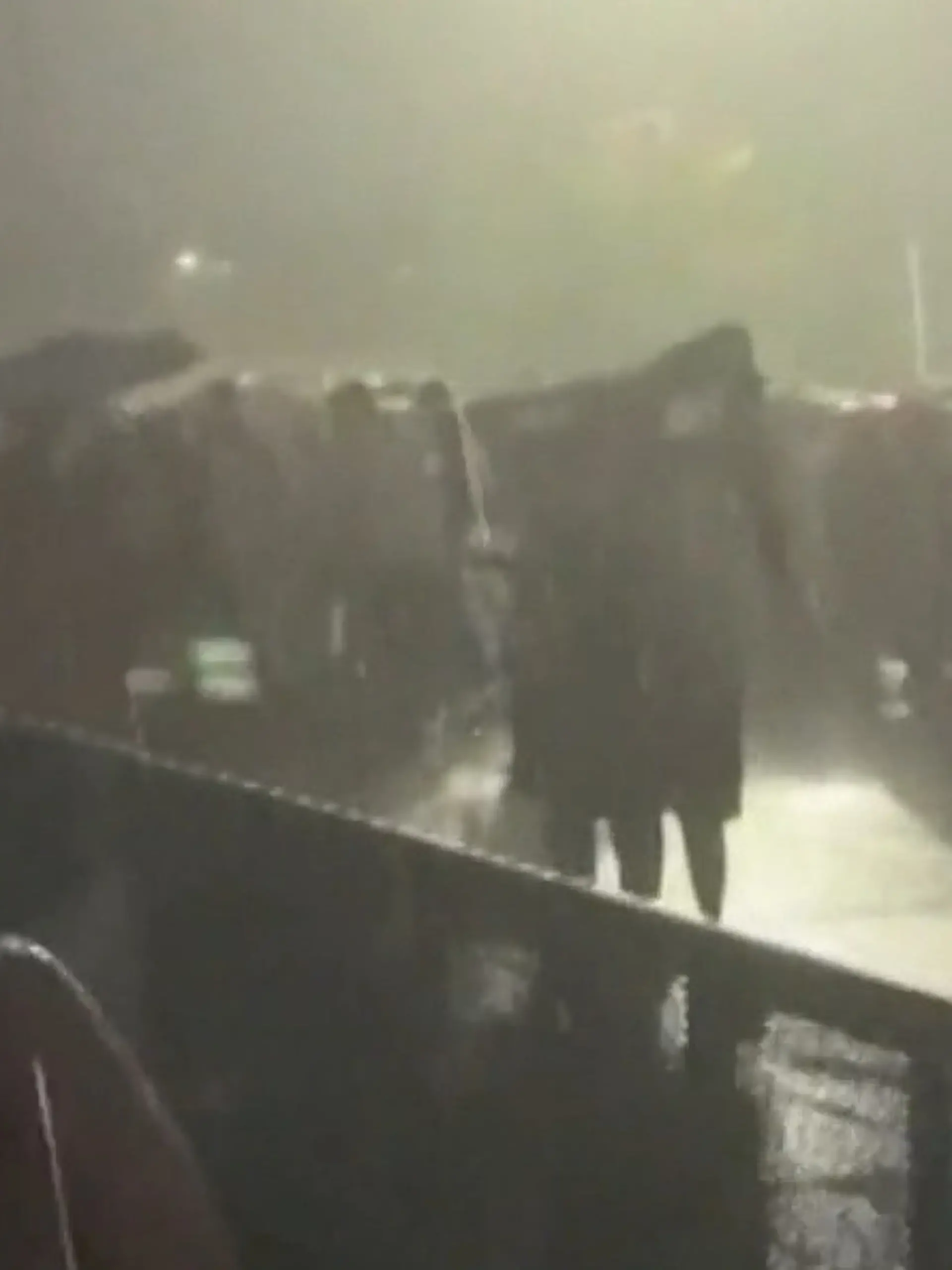 Bild zu: "Hagel-Horror in Weltmetropole! 80.000 Fans flüchten vor Unwetter-Chaos"