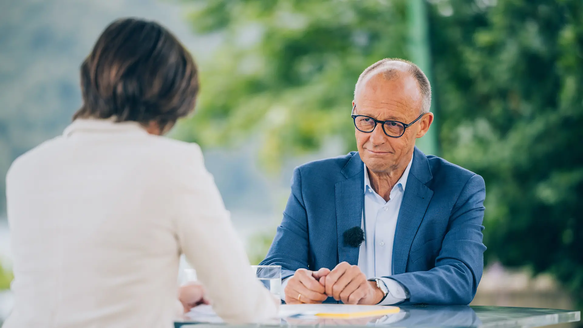 HANDOUT - 19.07.2026, Nordrhein-Westfalen, Meschede: Bundeskanzler Friedrich Merz (CDU) sitzt beim ZDF Sommerinterview 2026 in Meschede in diesem Handout-Foto vom ZDF. *** Jegliche Umgestaltung, Manipulation oder Bearbeitung des Bildmaterials ist nicht gestattet, es sei denn, es handelt sich lediglich um zur Veröffentlichung technisch erforderliche Anpassungen *** Foto: Dominik Asbach/ZdF/dpa - ACHTUNG: Nur zur redaktionellen Verwendung im Zusammenhang mit der aktuellen Berichterstattung und nur mit vollständiger Nennung des vorstehenden Credits +++ dpa-Bildfunk +++